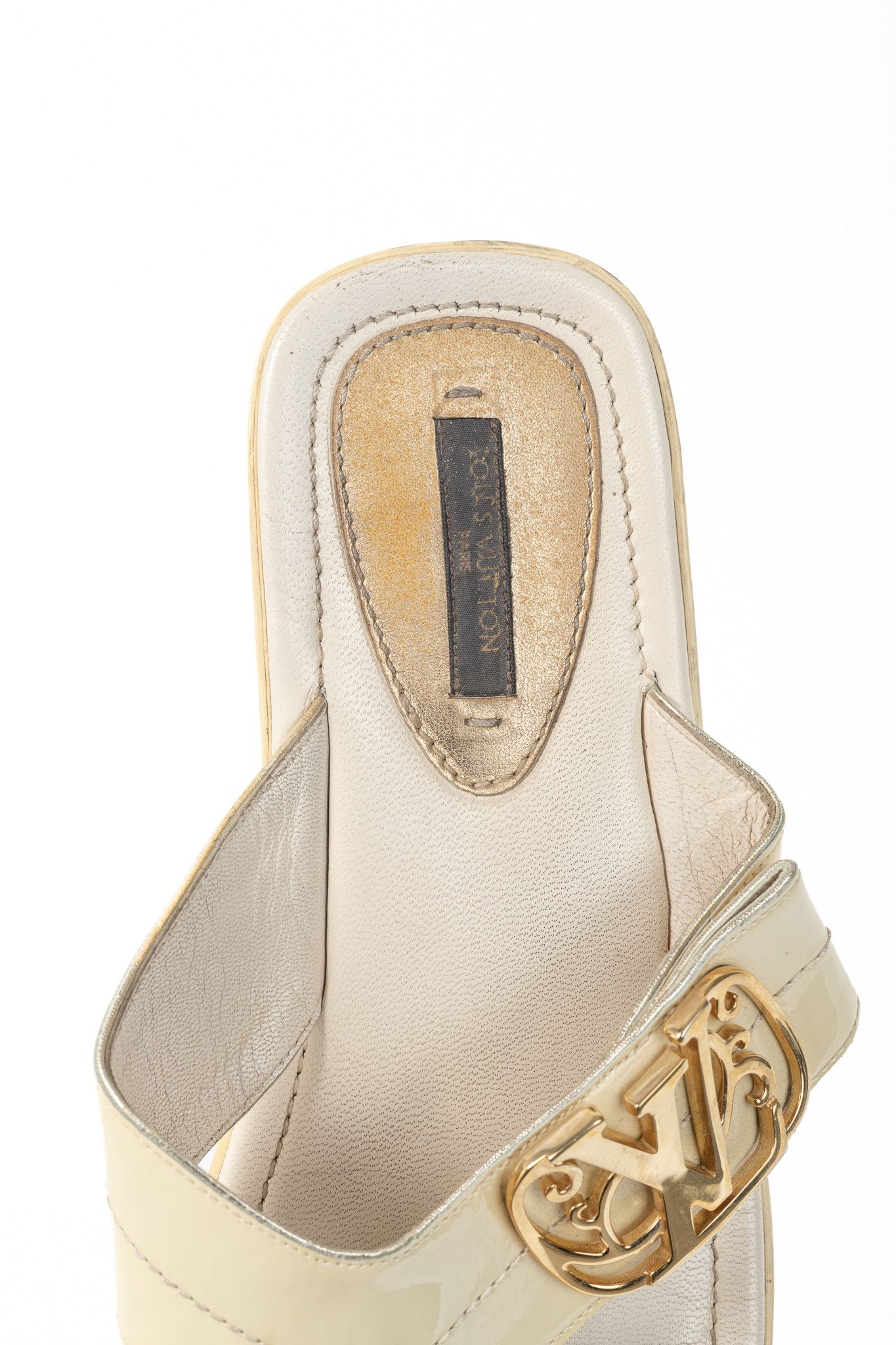 Louis Vuitton Louis Vuitton Zoé Blanc Patent-Leather LV Flat Thong Sandals Size US 8 / IT 38 - 9 Thumbnail