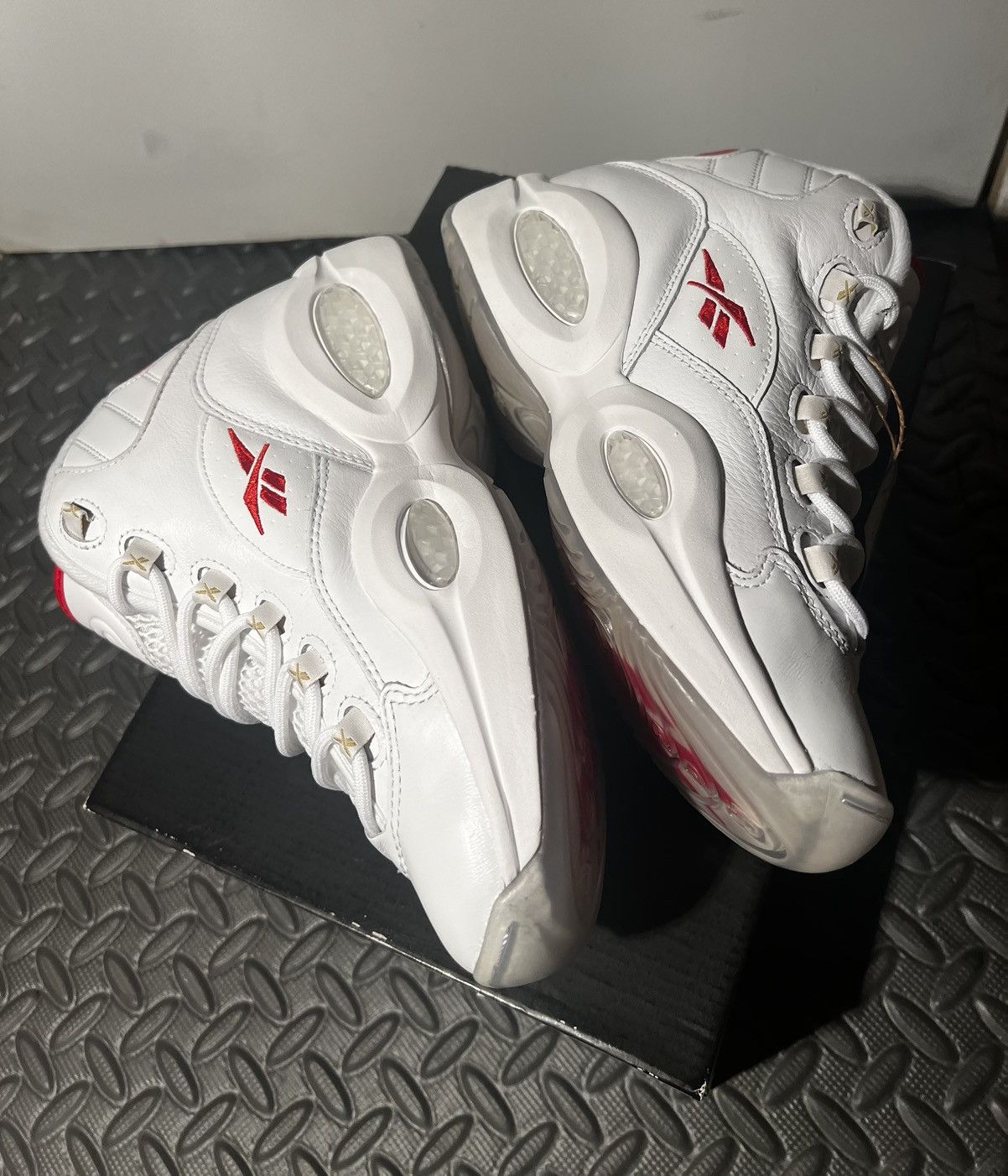 Reebok NEW Reebok Question Mid Red Dr. Jay size 6.5 Shoes Size US 6.5 / EU 39-40 - 7 Thumbnail