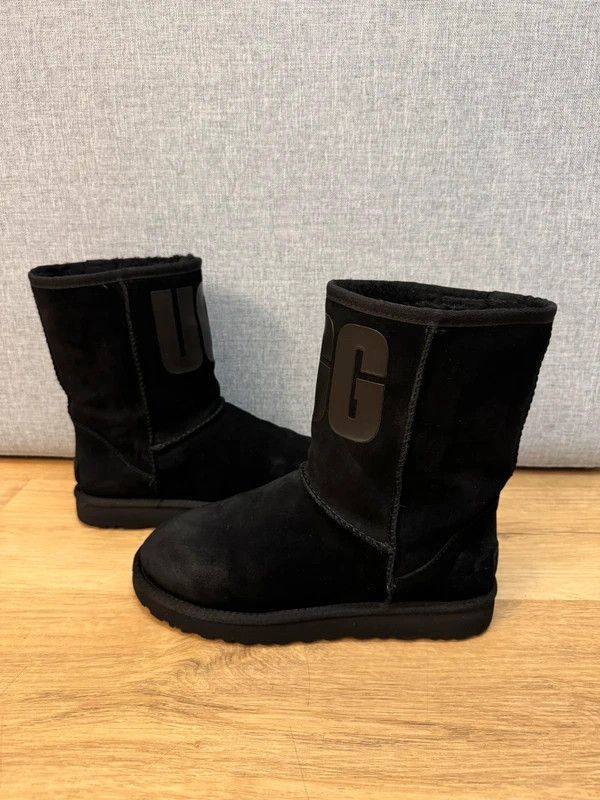 Ugg UGG Classic Short Ugg Rubber Logo Black Winter Boots size 39 Size US 8 / IT 38 - 2 Thumbnail