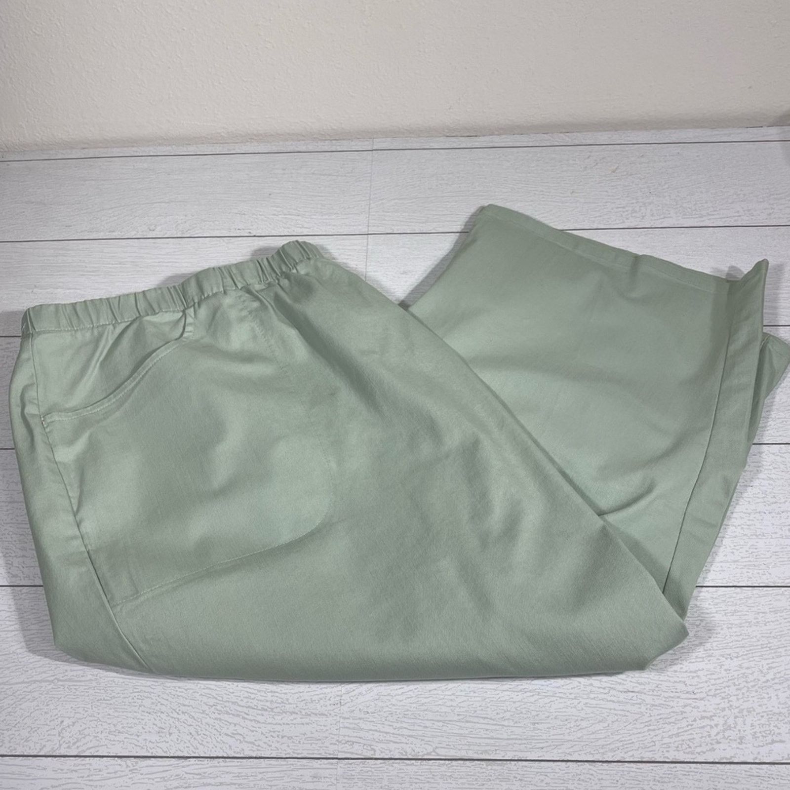 Other WOMAN WITHIN Plus Size Capri Pants Pale Green Size 38W NWT Size 25" / US 0 / IT 36 - 1 Thumbnail