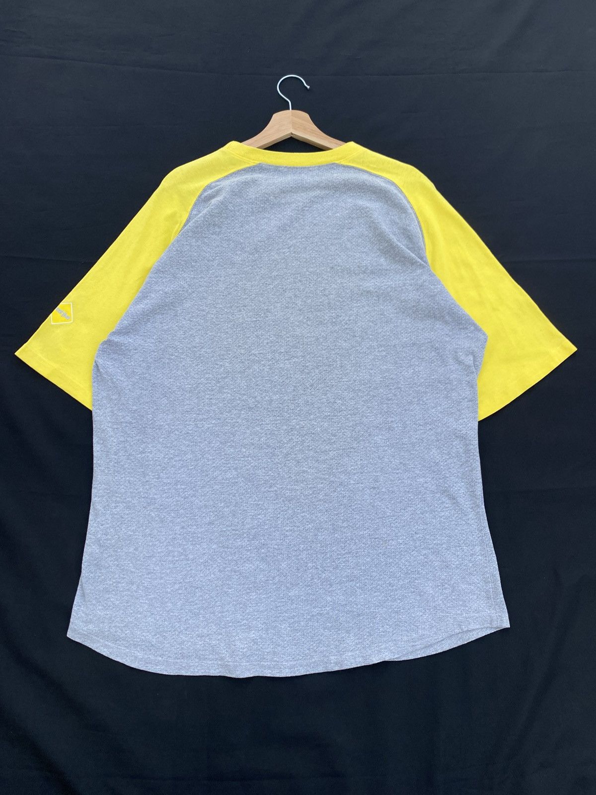 Freshjive Rare Vintage 90s Freshjive Centre Logo Tshirt Size US L / EU 52-54 / 3 - 16 Thumbnail