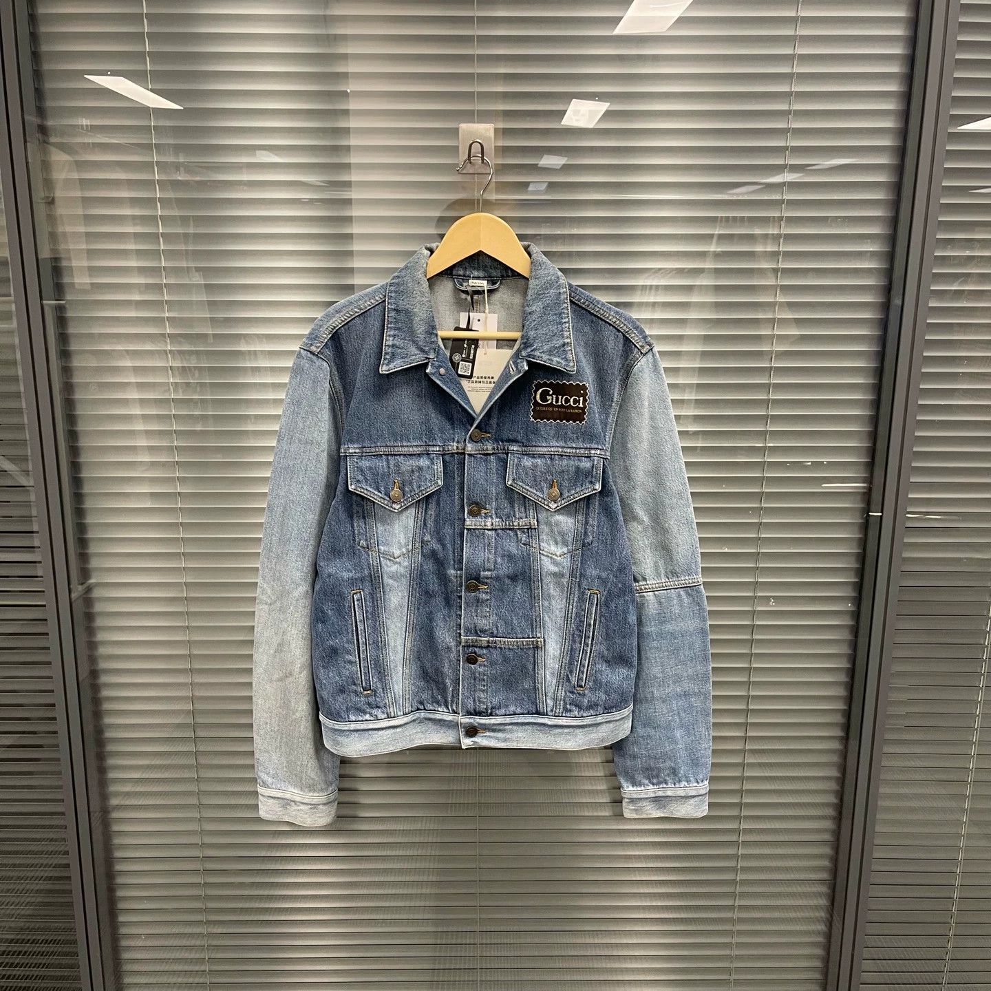 Gucci Gucci blue patch logo denim jacket IT50 Size US M / EU 48-50 / 2 - 1 Thumbnail