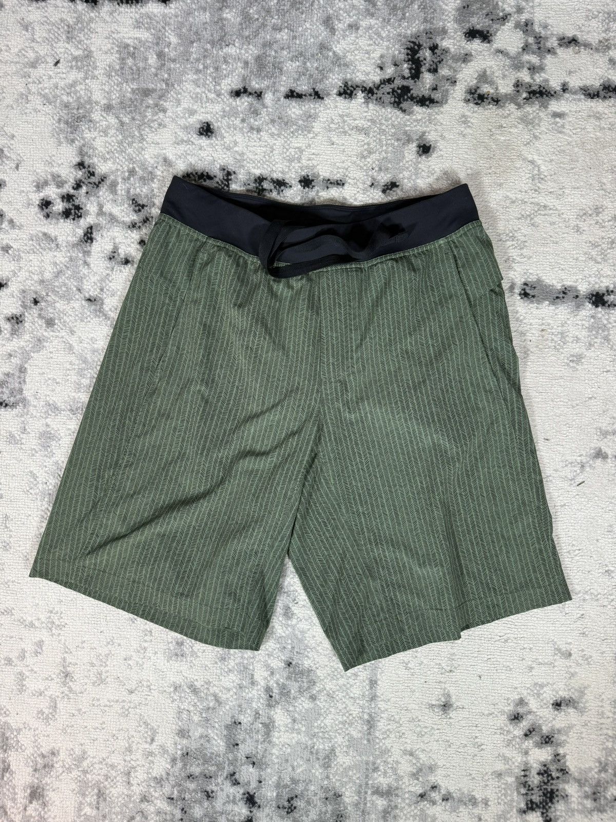Lululemon Lululemon Athletic Gym Green Shorts Size US 36 / EU 52 - 1 Thumbnail