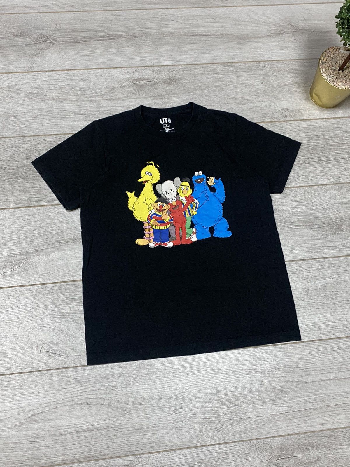 Kaws × Uniqlo KAWS Uniqlo sesame street big print x x t-shirt Size US S / EU 44-46 / 1 - 2 Thumbnail