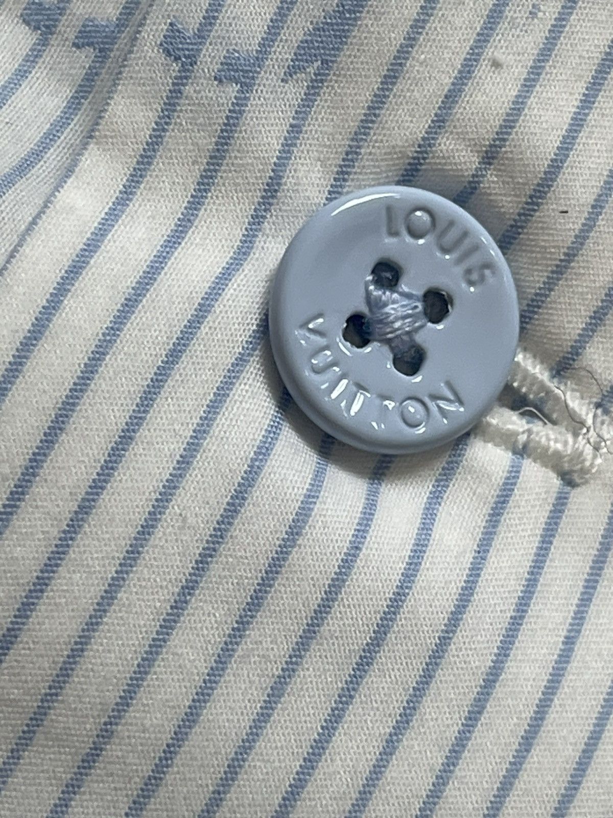 Louis Vuitton LOUIS VUITTON MONOGRAM LV LOGO SHIRT Size US L / EU 52-54 / 3 - 3 Thumbnail