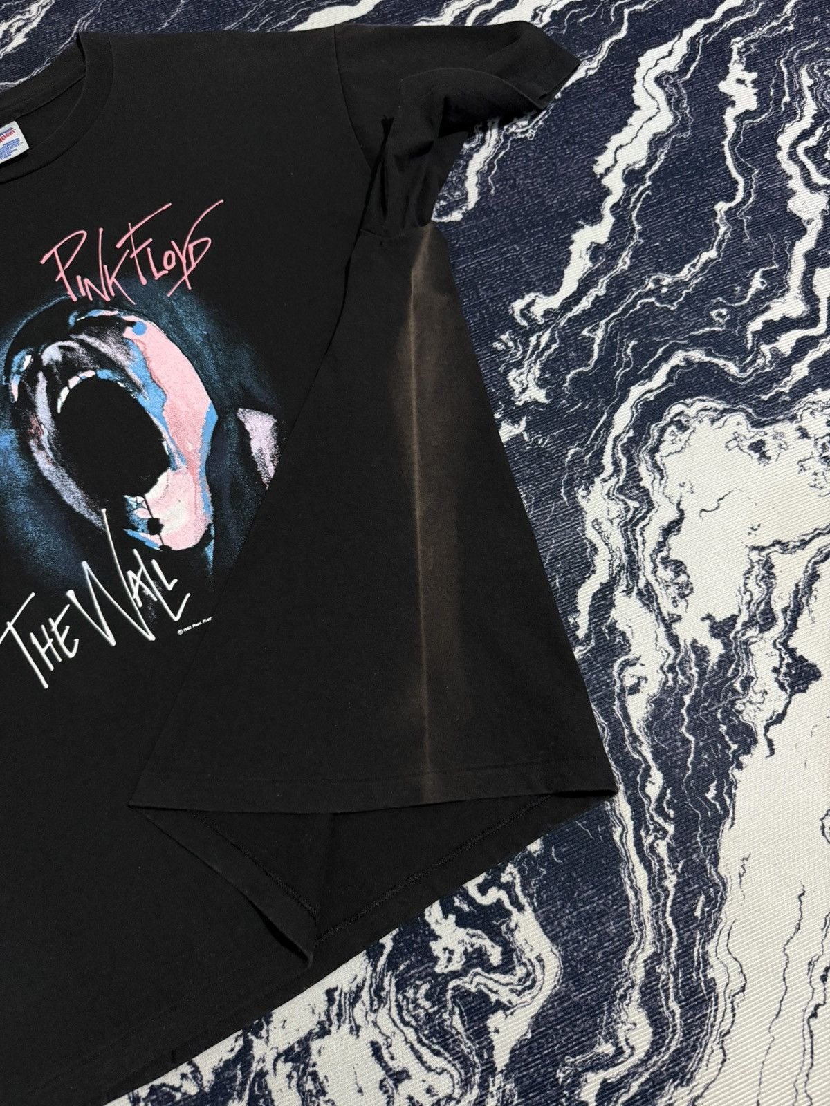 Band Tees Vintage pink floyd the wall 1982 gerard scarfe tshirt Size US XL / EU 56 / 4 - 15 Thumbnail
