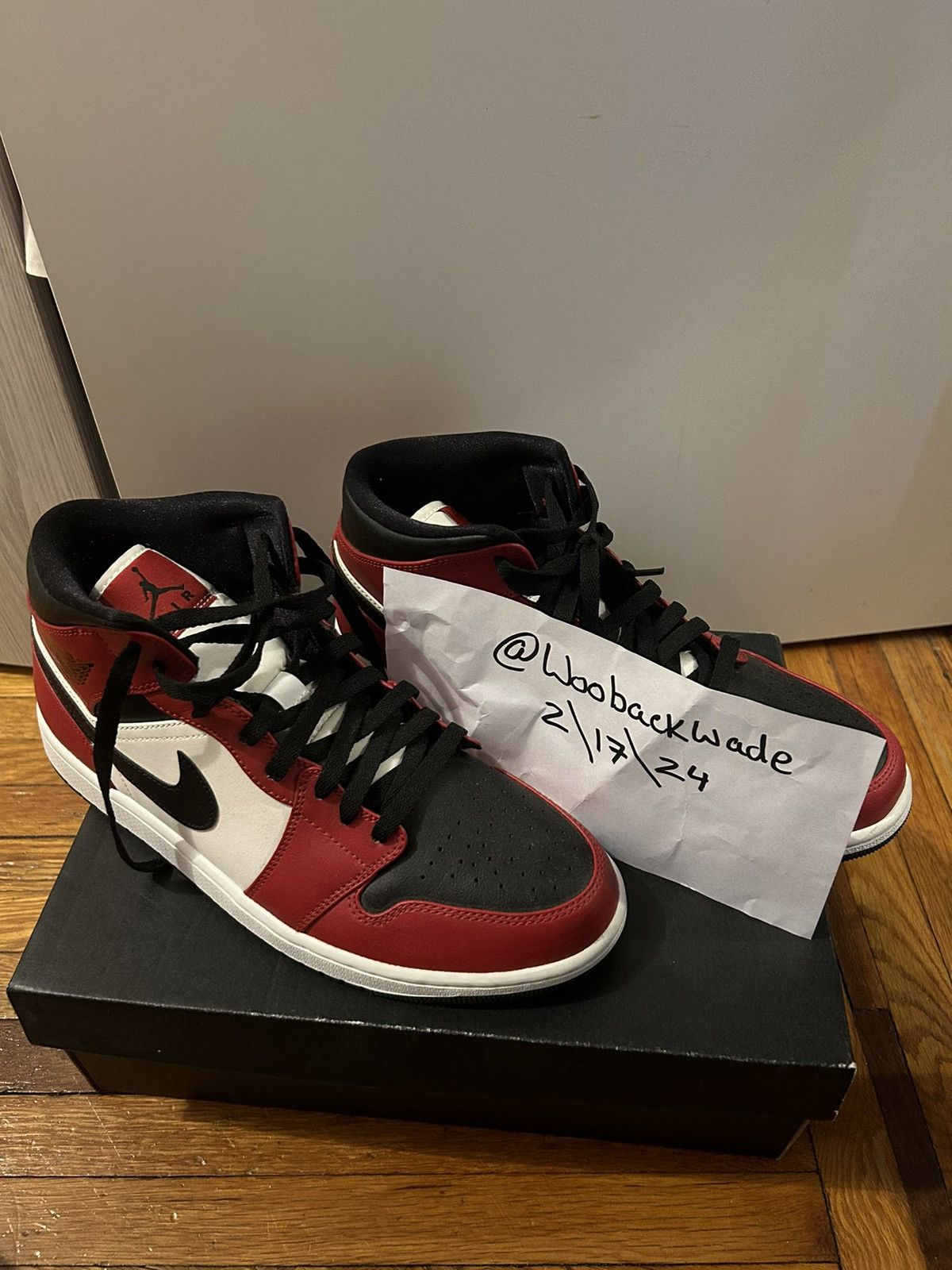 Air Jordan Mid 'Chicago Black Toe'