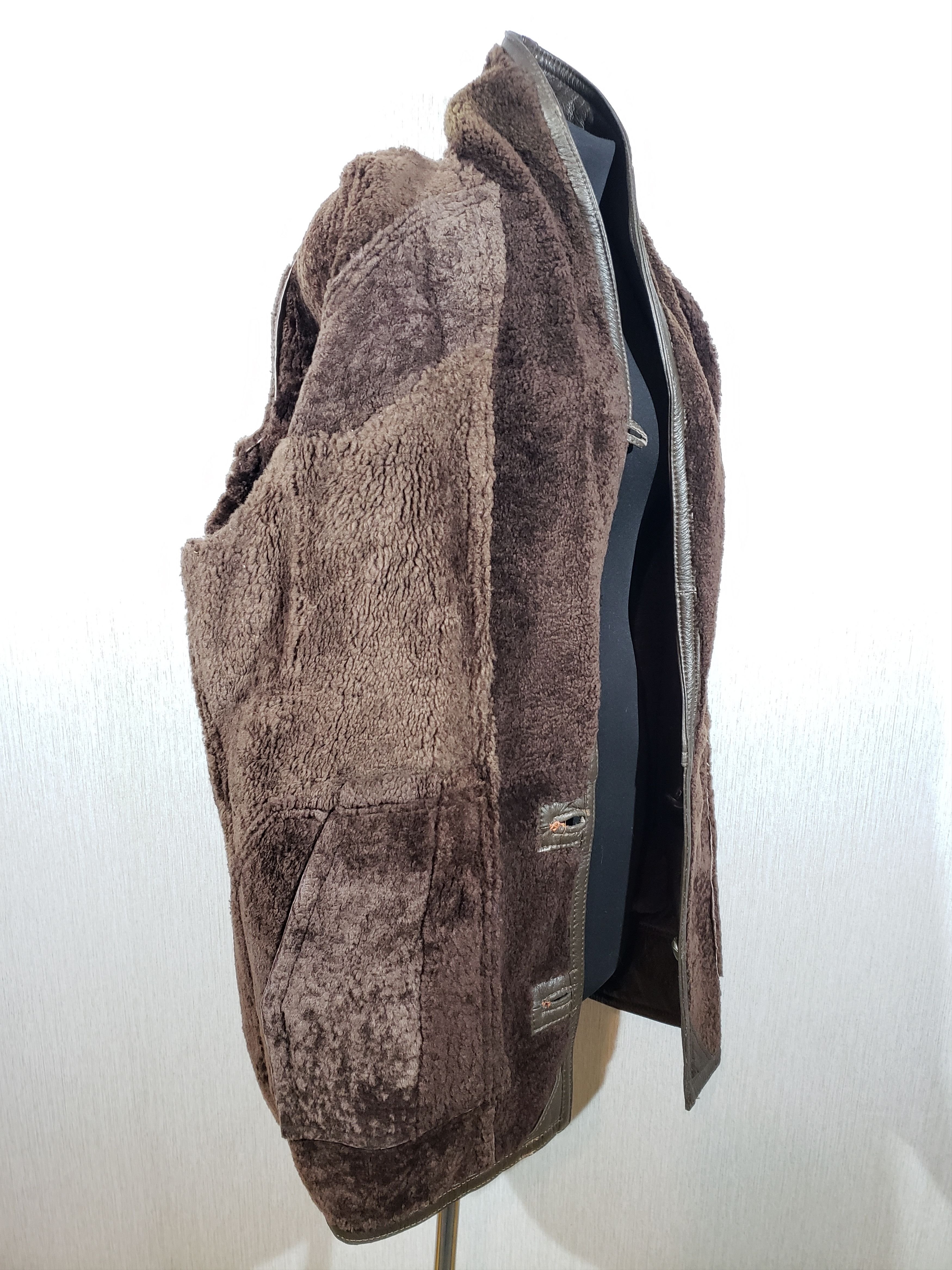 Other Warm, reliable men's sheepskin coat with genuine fur. Size US L / EU 52-54 / 3 - 8 Thumbnail