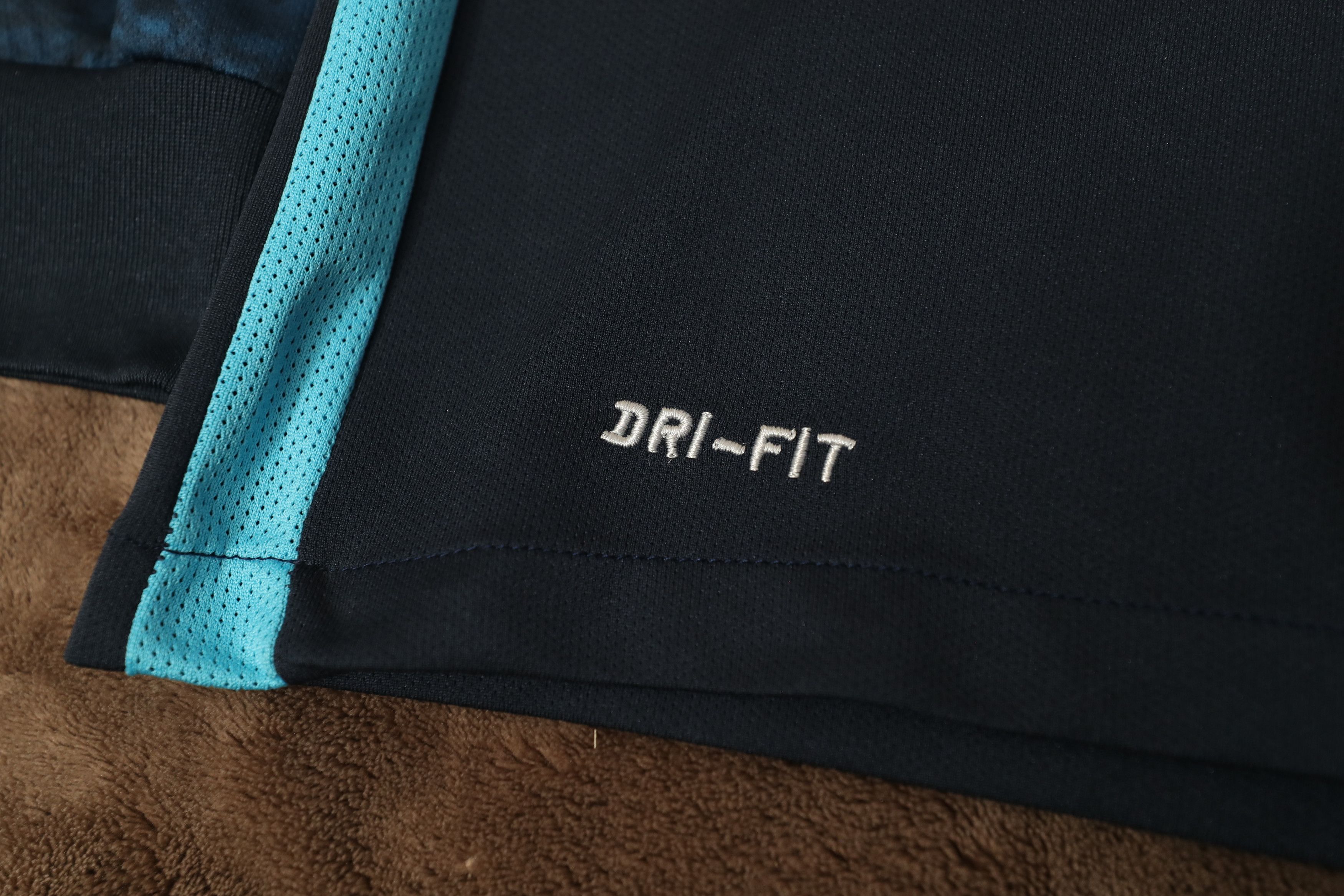 Nike Manchester City 2015-2016 Long Sleeve (L) Size US L / EU 52-54 / 3 - 4 Thumbnail