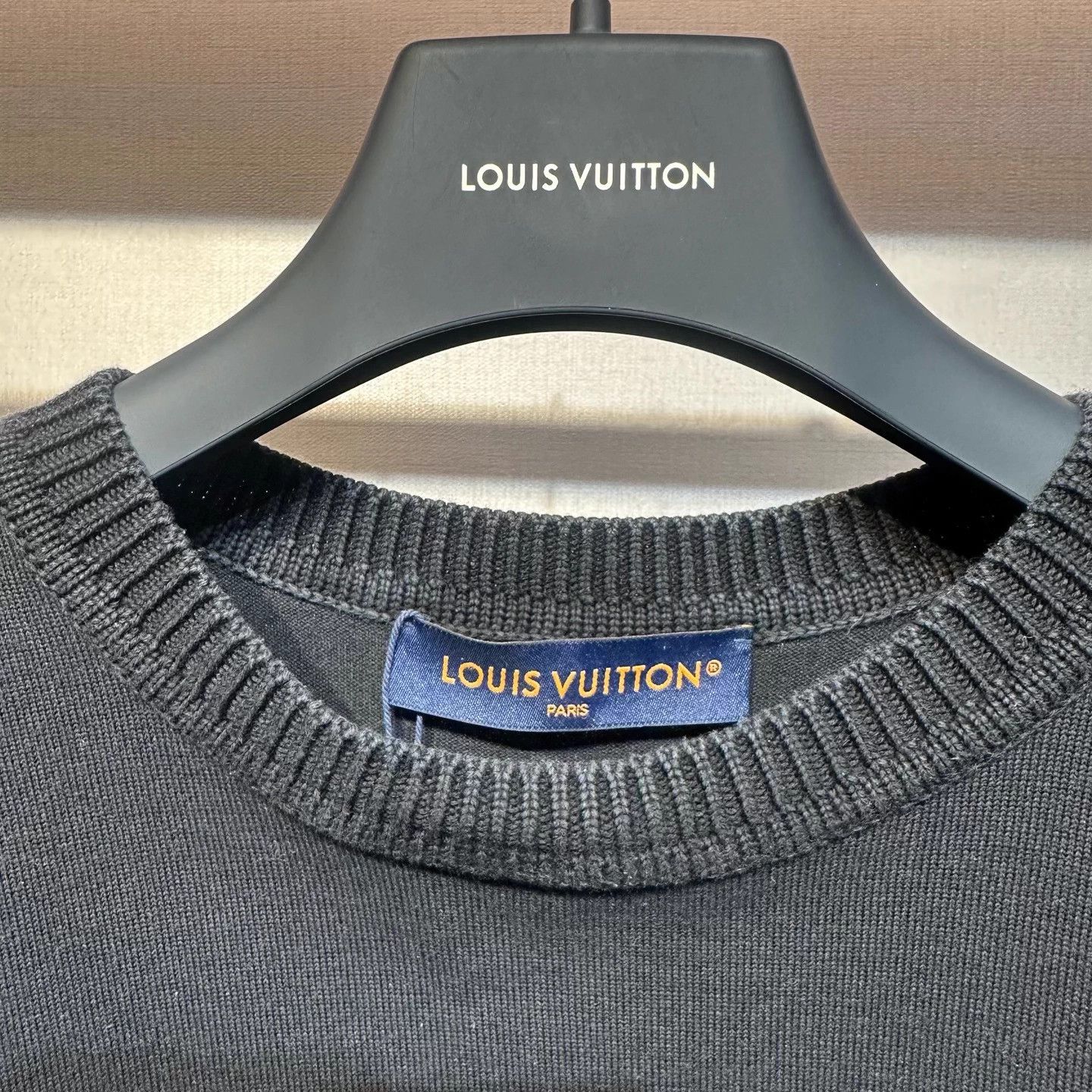 Louis Vuitton lv black pin logo short-sleeve L Size US L / EU 52-54 / 3 - 3 Thumbnail