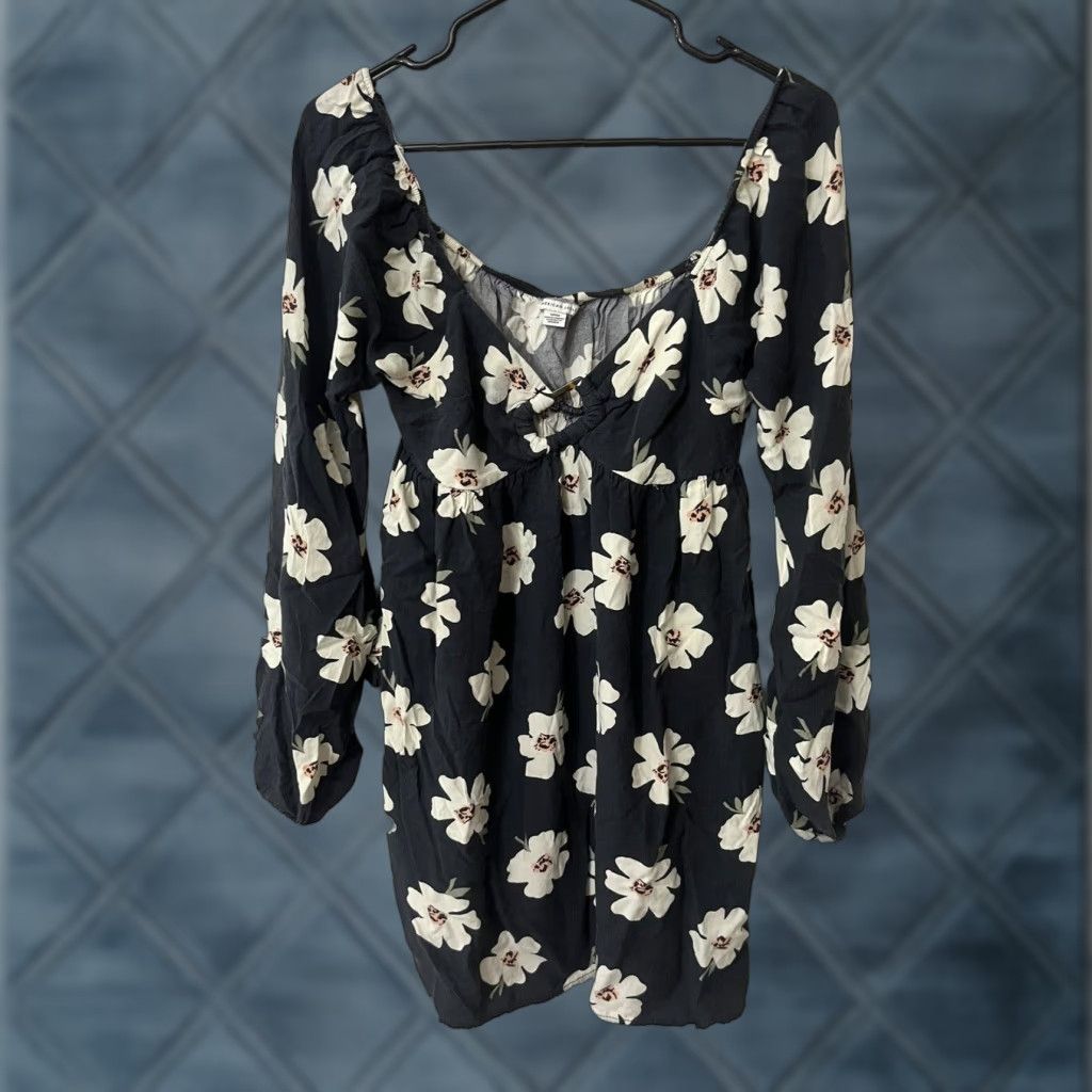 American Eagle Outfitters VINTAGE? No — American Eagle Outfitters Blouse, Floral, Off the Shoulder, Bell Sleeve, V-Neck, Tie Closure, Cropped, Black, Size S, Women Size S / US 4 / IT 40 - 1 Thumbnail