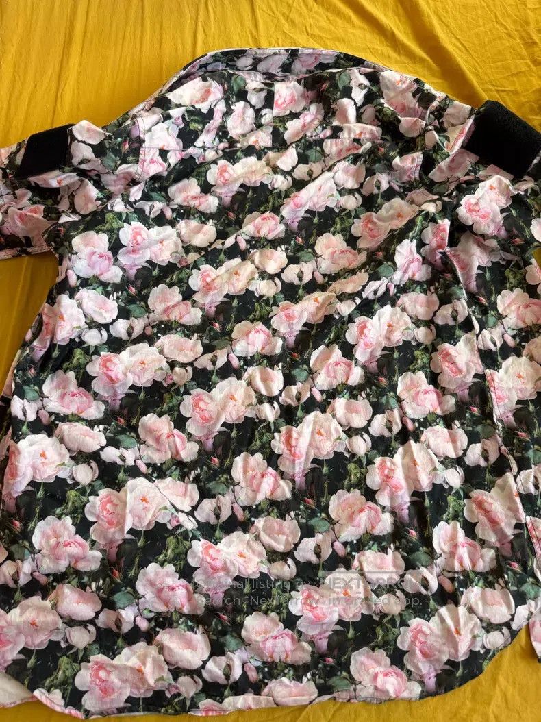Givenchy Givenchy Rose Print Velcro Short Sleeve Shirt Size US XXS / EU 40 - 6 Thumbnail