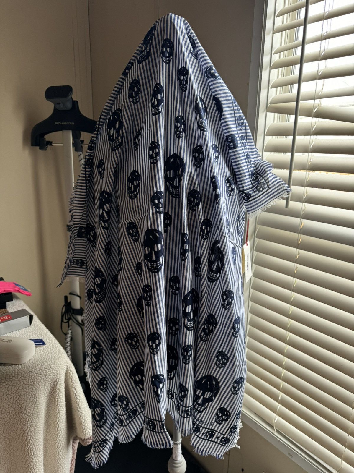 Alexander McQueen Alexander McQueen BIG skull on stripes navy/ivory scarf NWT Size ONE SIZE - 5 Thumbnail