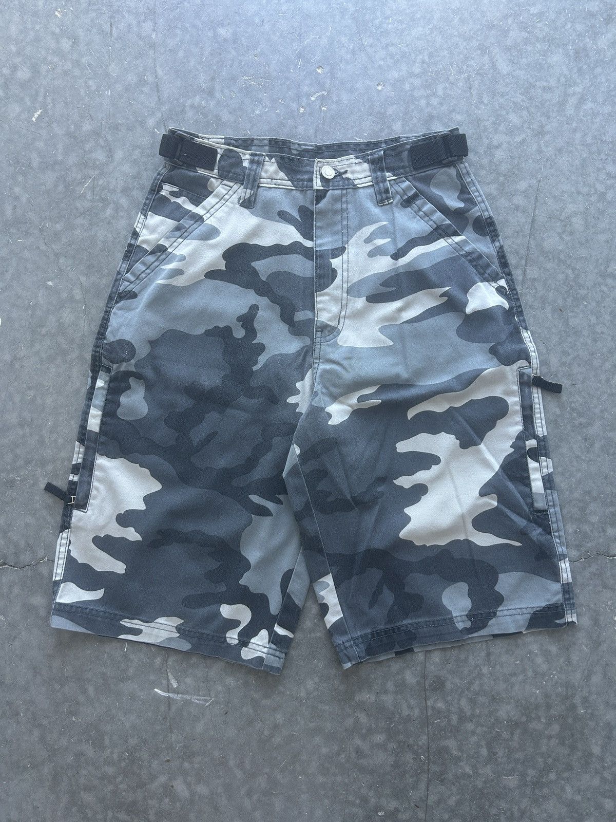Vintage Vintage Y2K Baggy Camo Shorts Size US 27 - 1 Thumbnail
