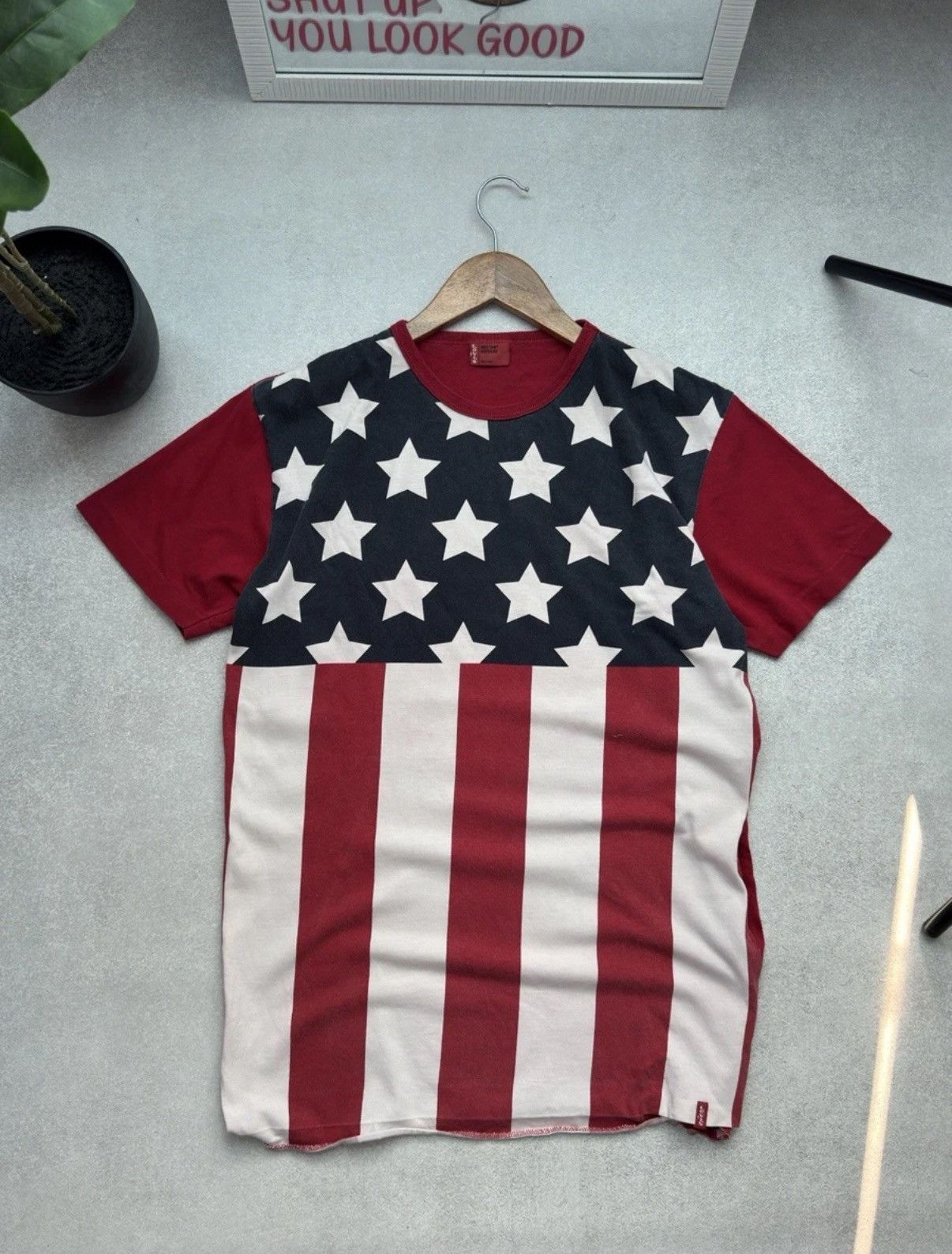 Levi's Vintage Levis Red Tag Y2K American Flag USA BigPrint T Shirt Size US M / EU 48-50 / 2 - 1 Thumbnail