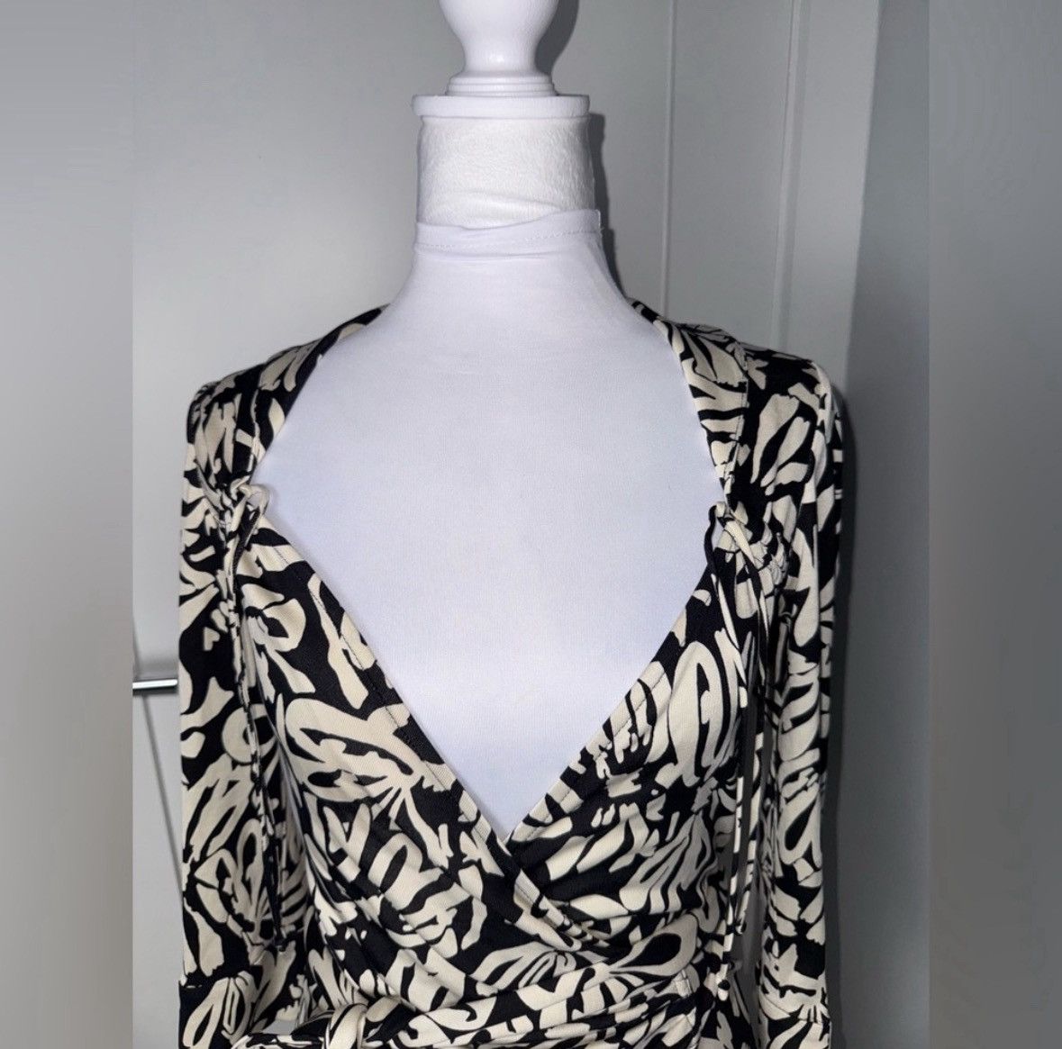 Diane von Furstenberg DIANE Von Furstenberg Julian Silk Wrap Dress/Size 4 Size S / US 4 / IT 40 - 3 Thumbnail