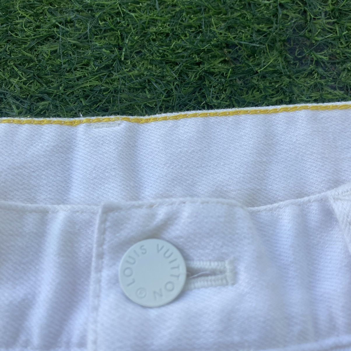 Designer LOUIS VUITTON ALL WHITE SLIM STRETCH JEANS Size 29" - 7 Thumbnail