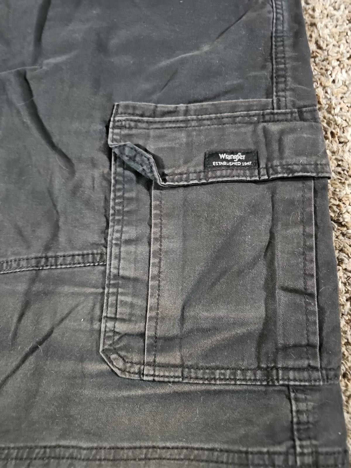 Wrangler Wrangler Relaxed Fit Sz 46 Black Cargo Shorts Size US 44 / EU 60 - 2 Thumbnail