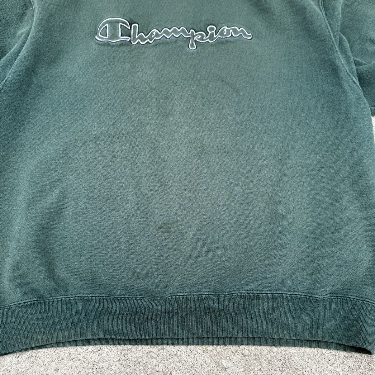 Champion Vintage 00’s Champion Embroidered Thrashed Faded Sweatshirt Size US L / EU 52-54 / 3 - 9 Thumbnail