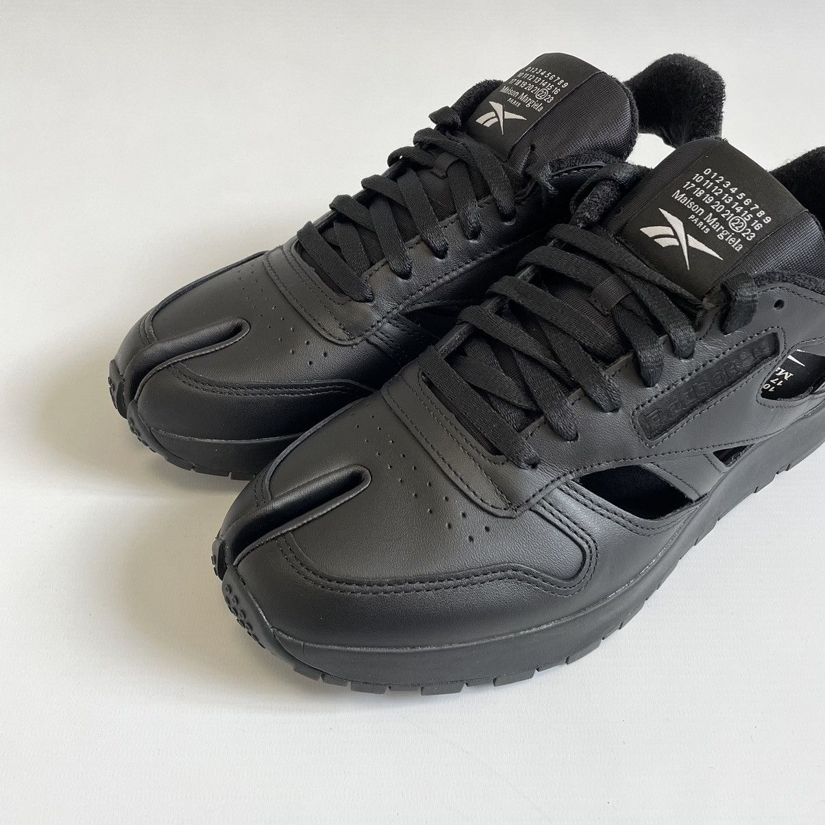 Maison Margiela × Reebok ‘Project 0 CL’ Tabi Cut Out Sneakers Size US 9 / IT 39 - 4 Thumbnail