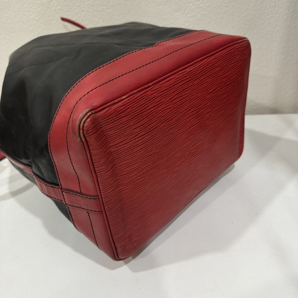 Louis Vuitton ‼️LD‼️LOUIS VUITTON LARGE NOE BICOLOR EPI LEATHER SHOULDER BAG Size ONE SIZE - 5 Thumbnail