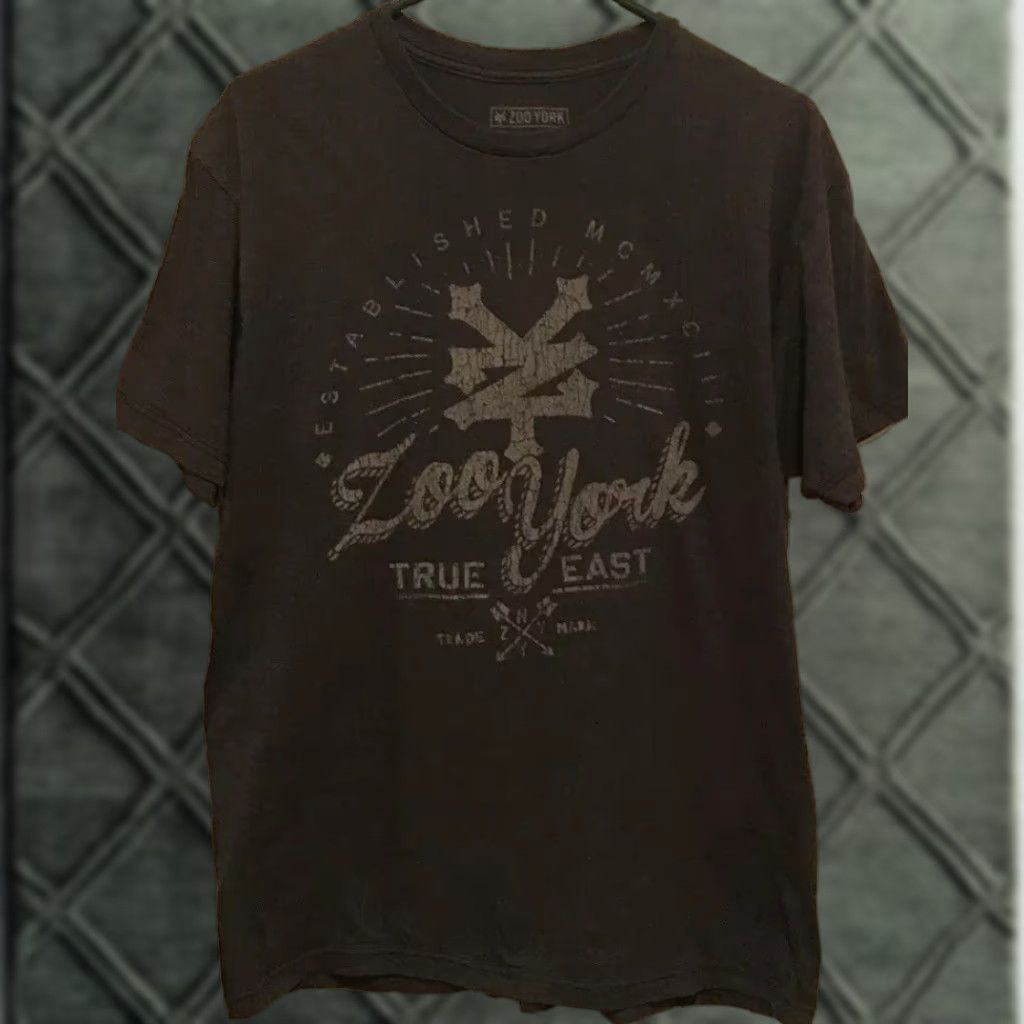 Zoo York VINTAGE Zoo York T-Shirt Gray L Zoo York True East Graphic Tee Men Large Gray B41 Size US L / EU 52-54 / 3 - 1 Thumbnail