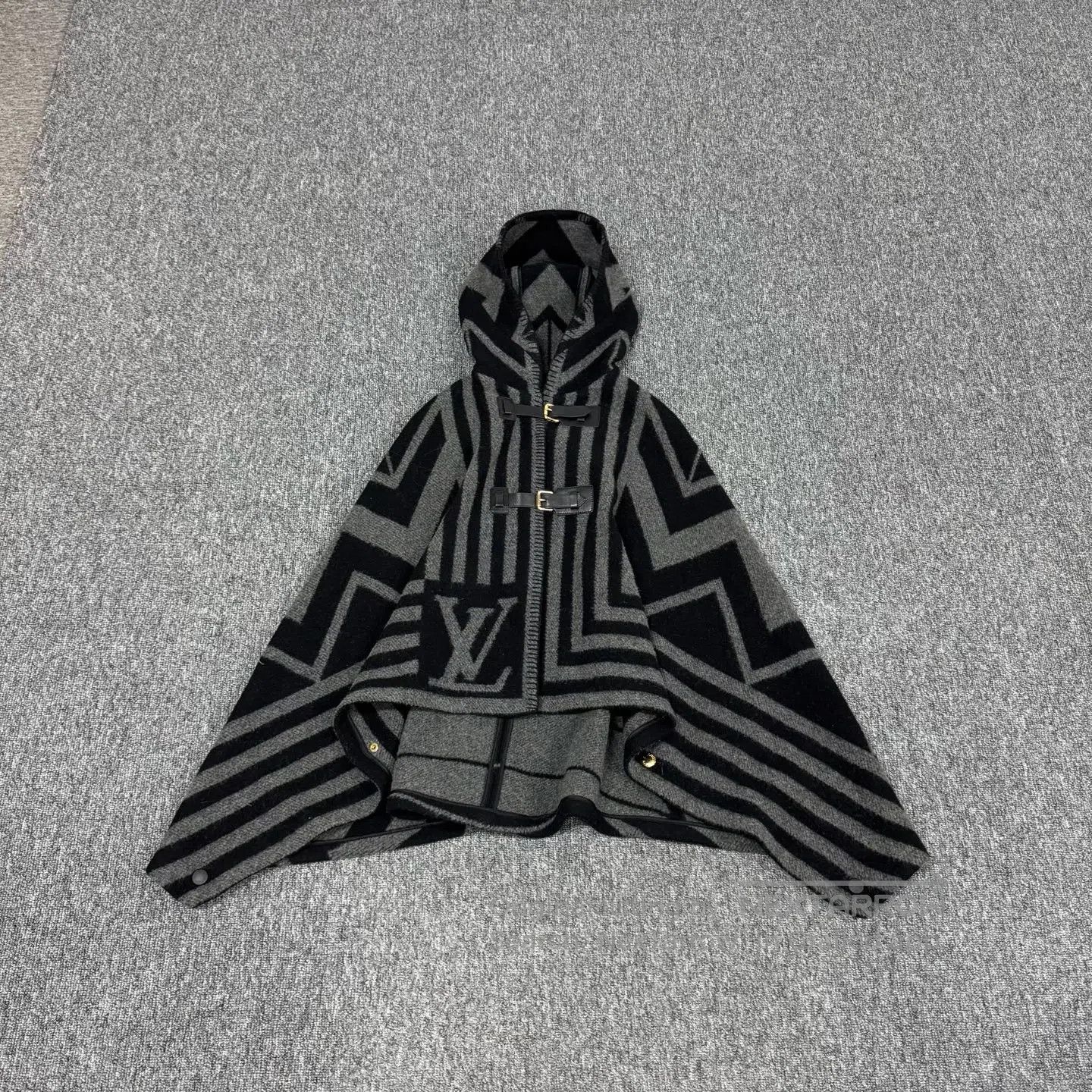 Louis Vuitton Louis Vuitton Large logo; geometric lines; cashmere cloak Size S / US 4 / IT 40 - 1 Thumbnail