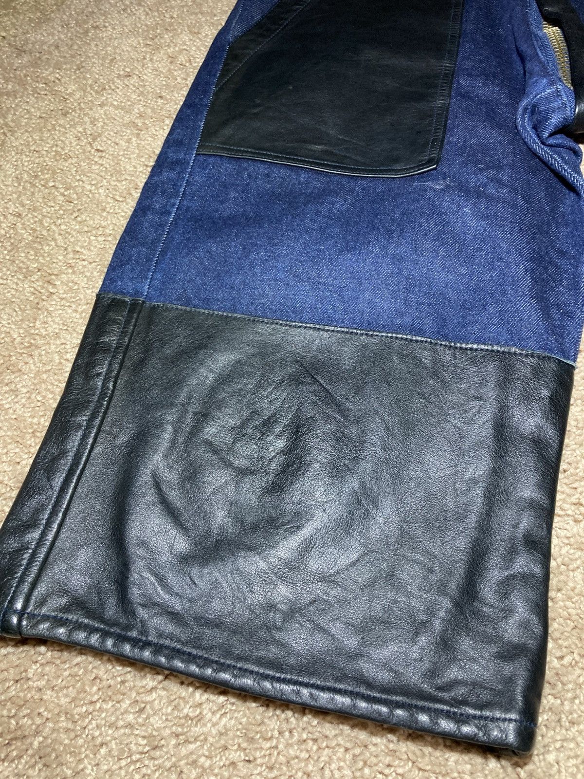 20471120 × Beauty Beast × Japanese Brand AW98 Beauty Beast Dark Knight Leather Denim Patchwork Shorts Size US 32 / EU 48 - 4 Thumbnail