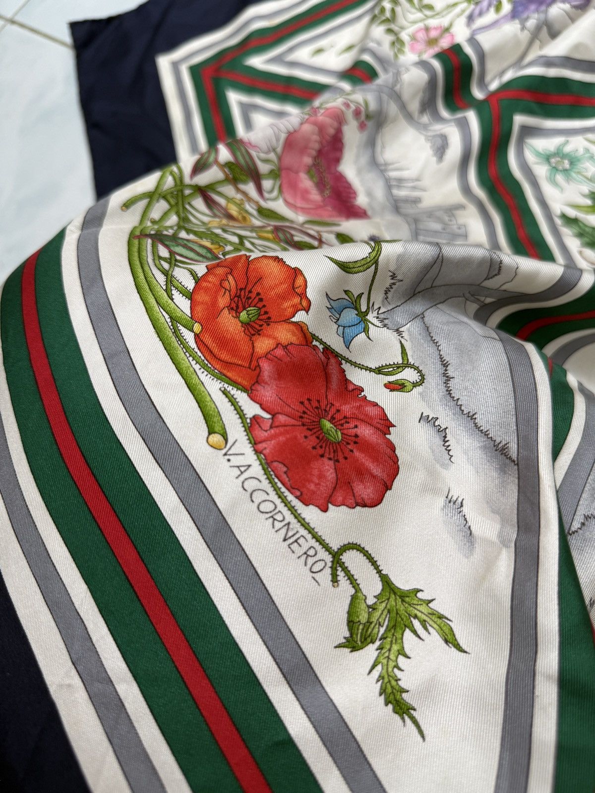 Gucci 🔥🔥🔥ARCHIVE VINTAGE GUCCI SILK SCARF BY VITTORIO ACCORNERO Size ONE SIZE - 5 Thumbnail