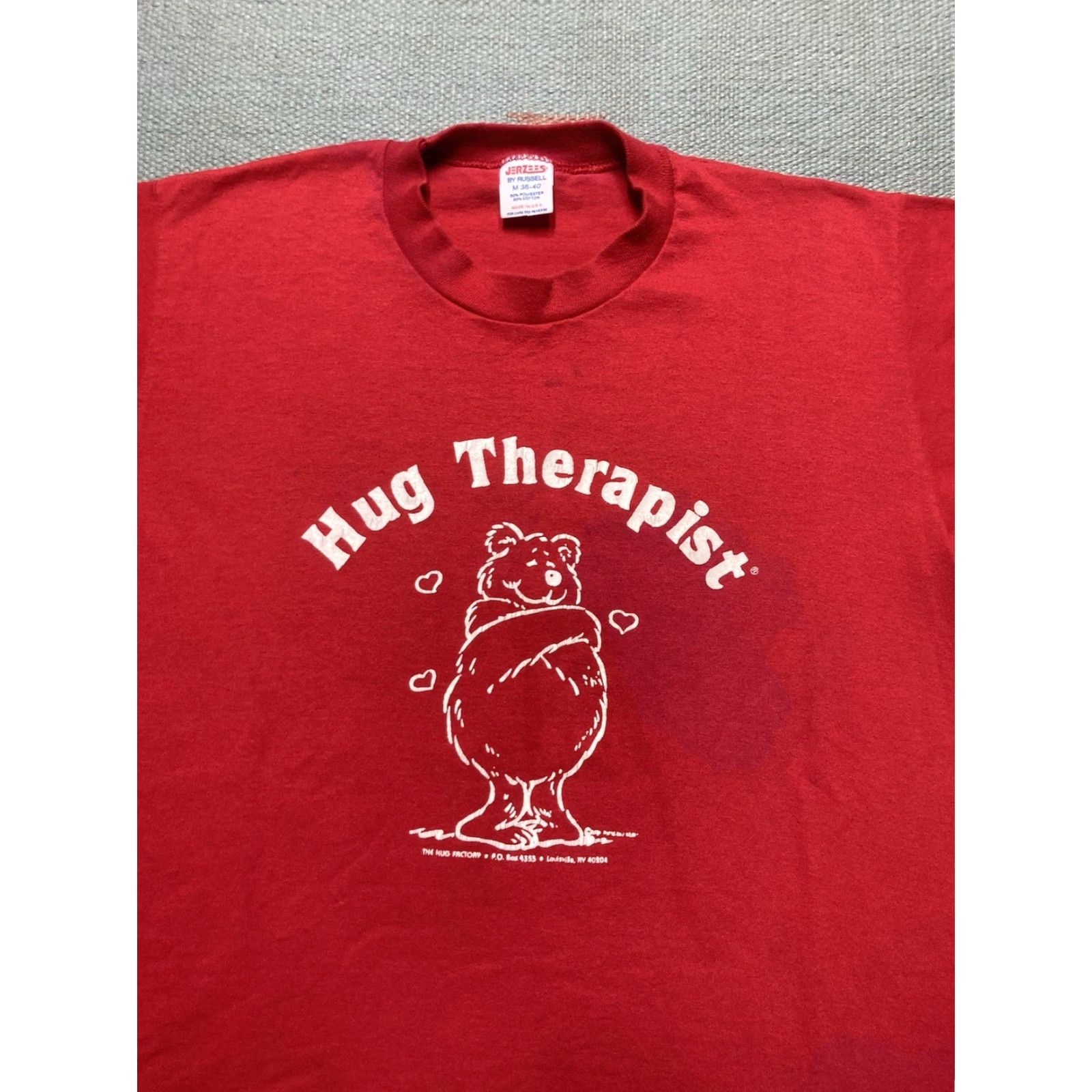 Jerzees VINTAGE 80s Jerzees T-Shirt Hug Therapist Bear Animals Red M Medium Men Shirt Size US M / EU 48-50 / 2 - 4 Thumbnail