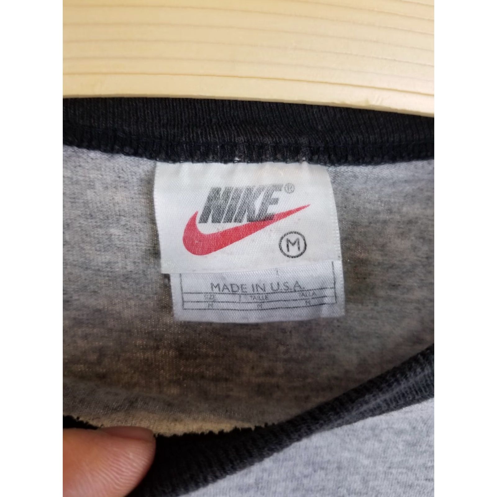 Nike VINTAGE Nike Gray Small Swoosh Long Sleeve T-Shirt SZ MEDIUM Shirt Men Adult M Long Sleeve Gray Nike Swoosh 90s Size US M / EU 48-50 / 2 - 3 Thumbnail