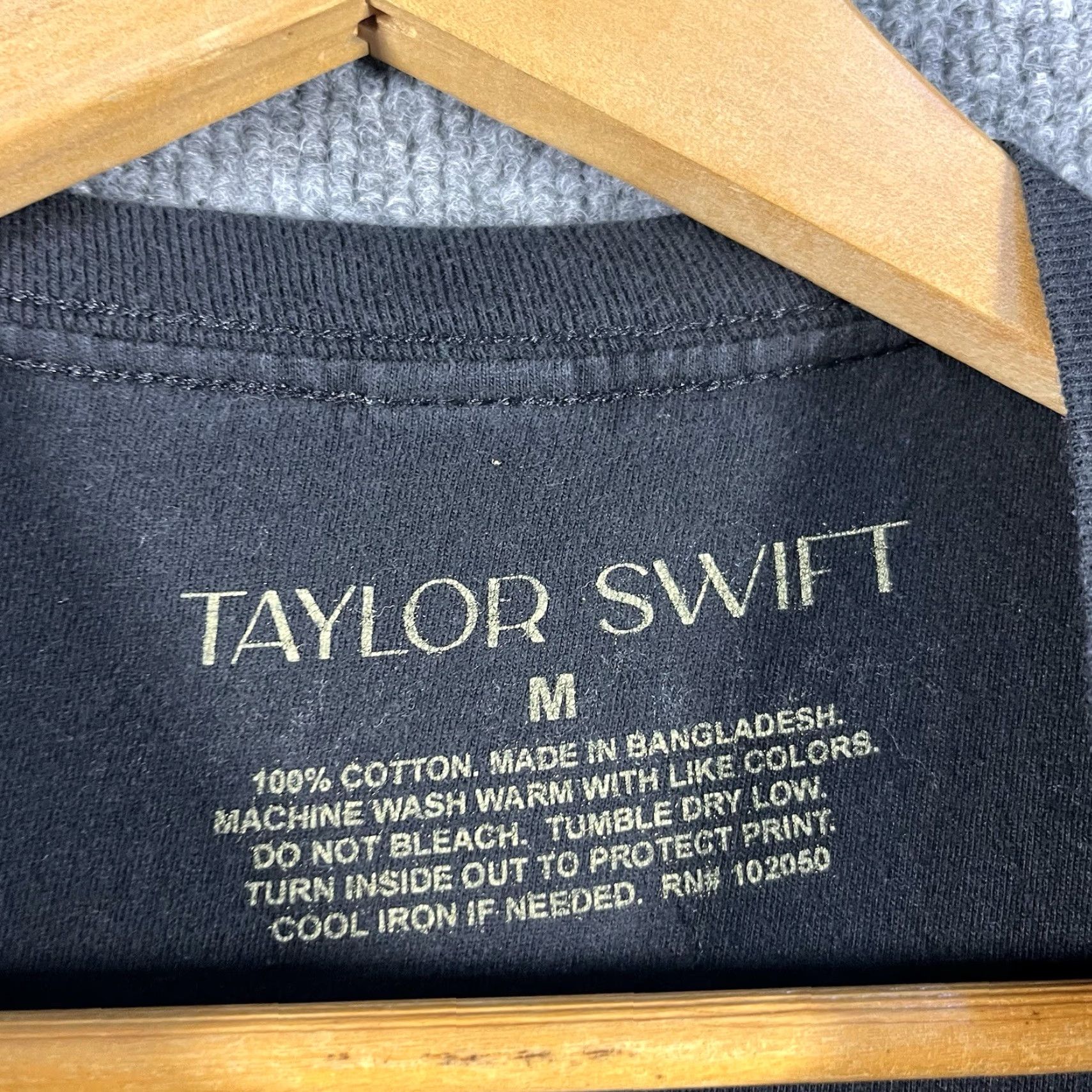 Vintage VINTAGE Taylor Swift Fearless T-Shirt Exposed Seams Style Medium Official Merch Tour Black M Unisex Adults Short Sleeve Mens/Womens? Size M / US 6-8 / IT 42-44 - 4 Thumbnail
