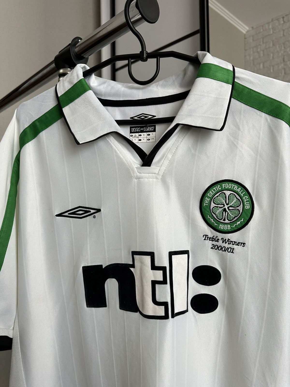 Umbro 2001/2002 Umbro Celtic FC Vintage Soccer Jersey T-Shirt Size US XL / EU 56 / 4 - 6 Thumbnail