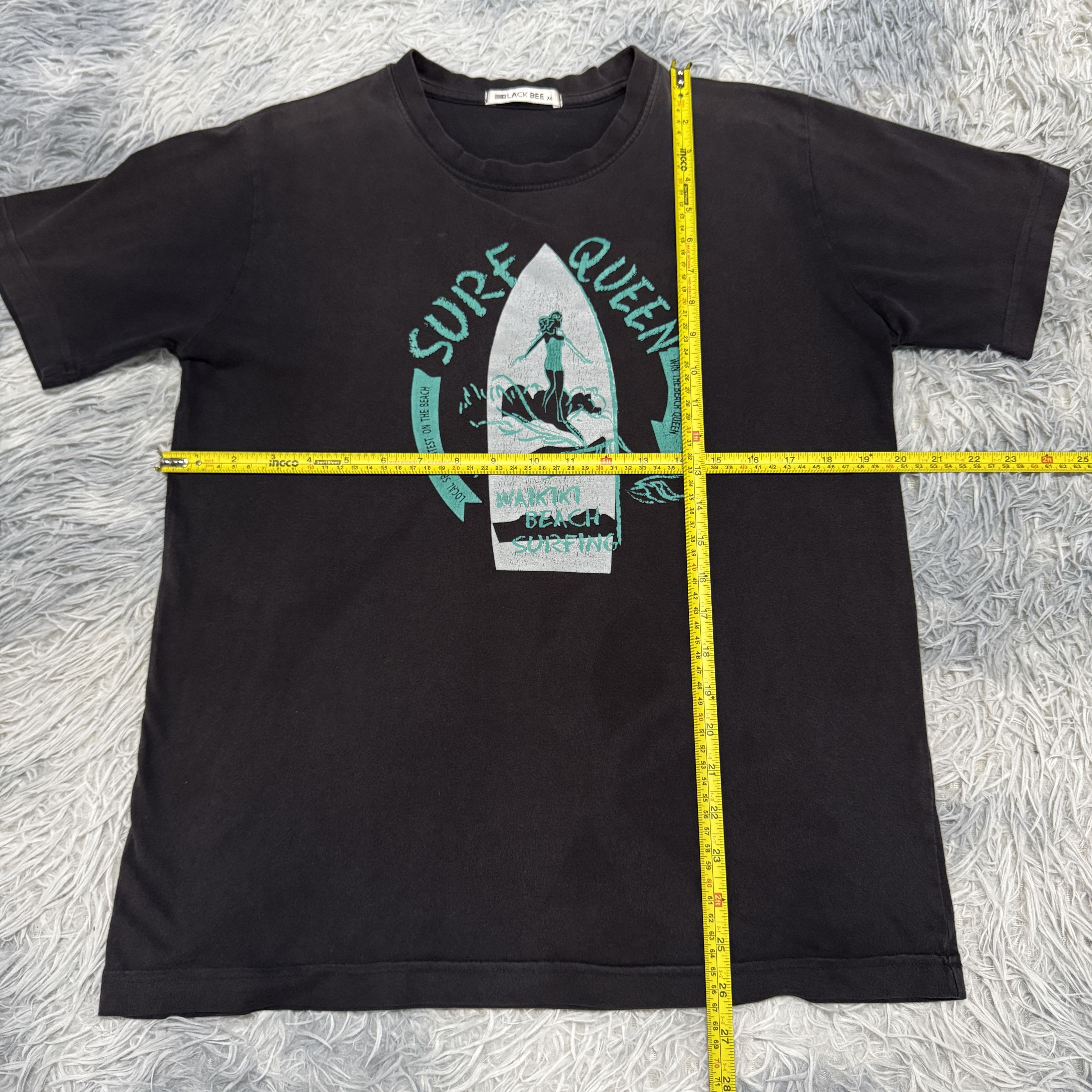 Vintage Vintage Black Bee Surfing Queen Wakiki Beach Tshirt Size US M / EU 48-50 / 2 - 5 Thumbnail