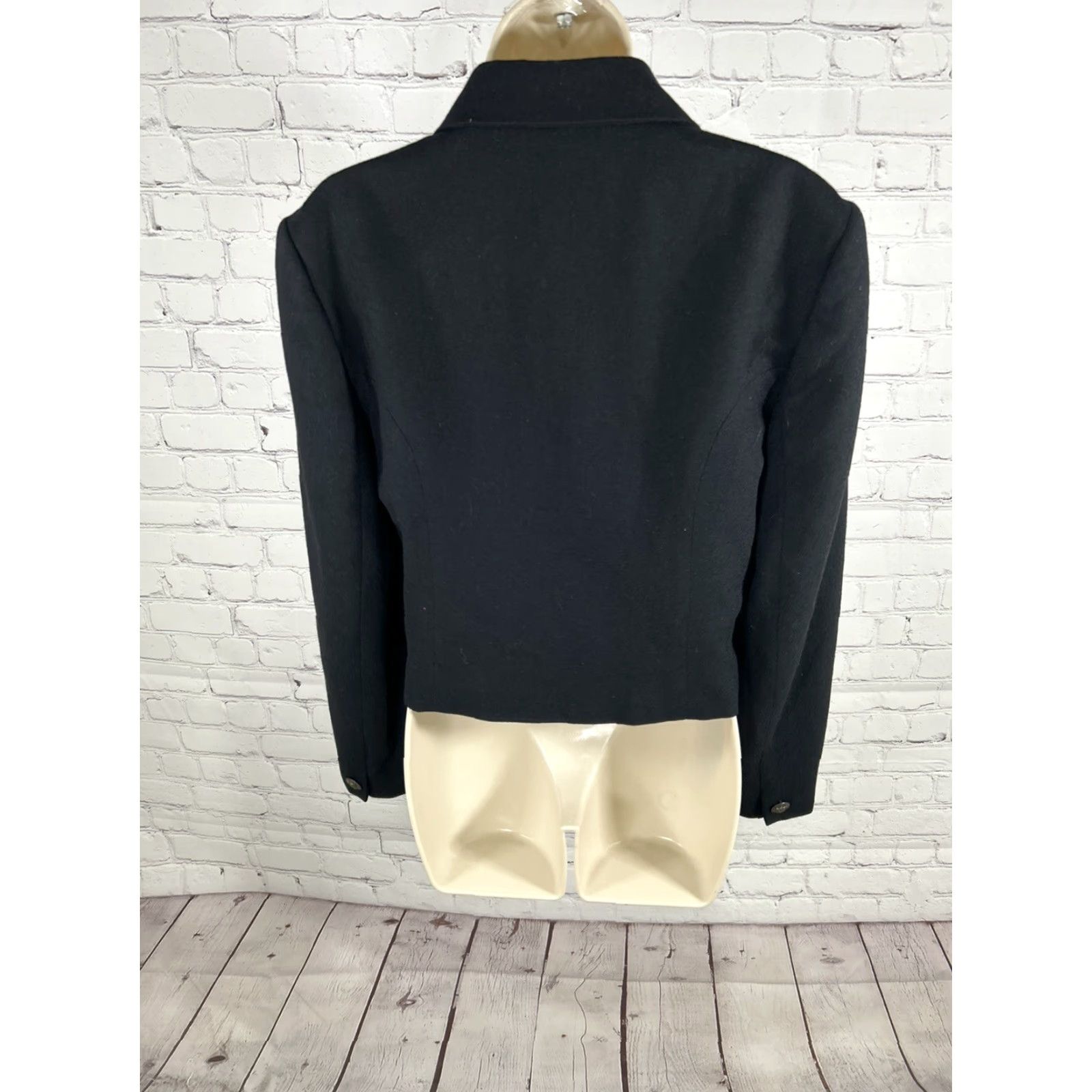 Jones New York VINTAGE Jones New York Blazer Women’s 6 Black 100% Wool Cropped Double-Breasted Six-Button Front Button Single-Button Sleeve Wool Jacket Size M / US 6-8 / IT 42-44 - 4 Thumbnail