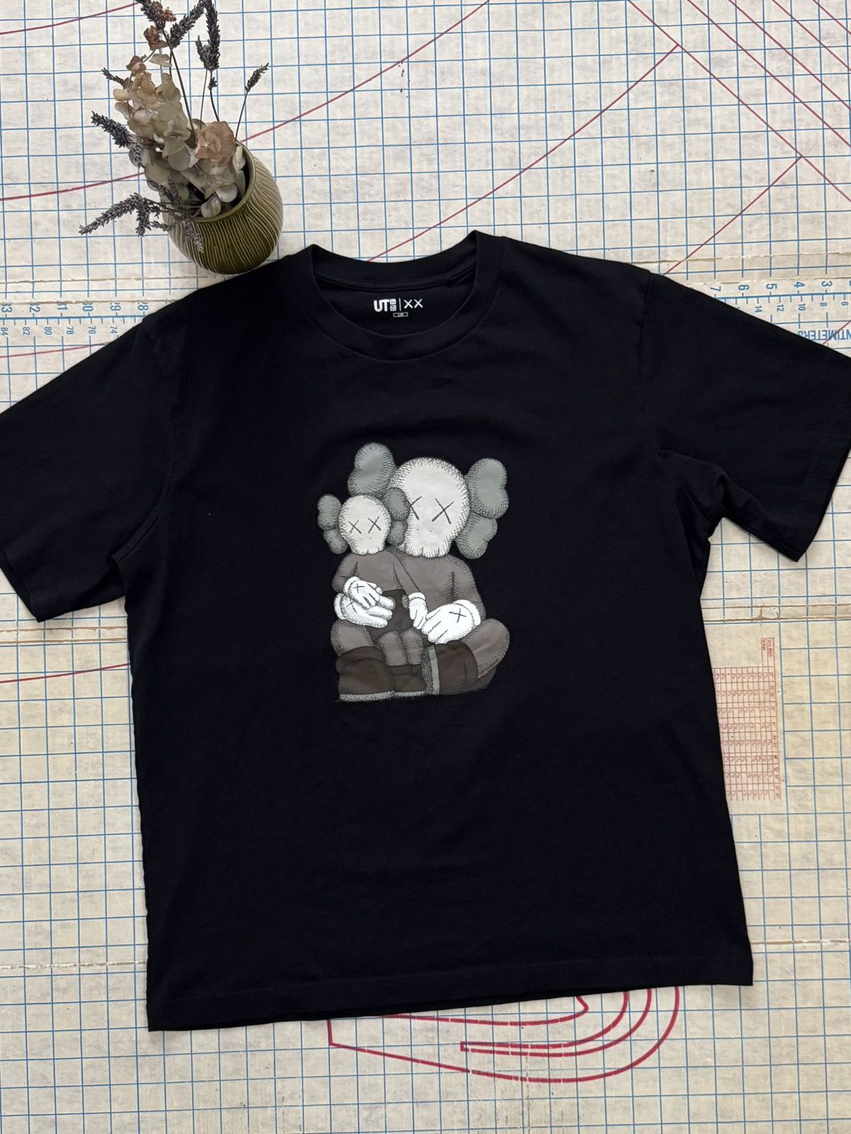 Kaws × Uniqlo Uniqlo x Kaws Companion T-Shirt Black Men’s Size Large Size US L / EU 52-54 / 3 - 2 Thumbnail