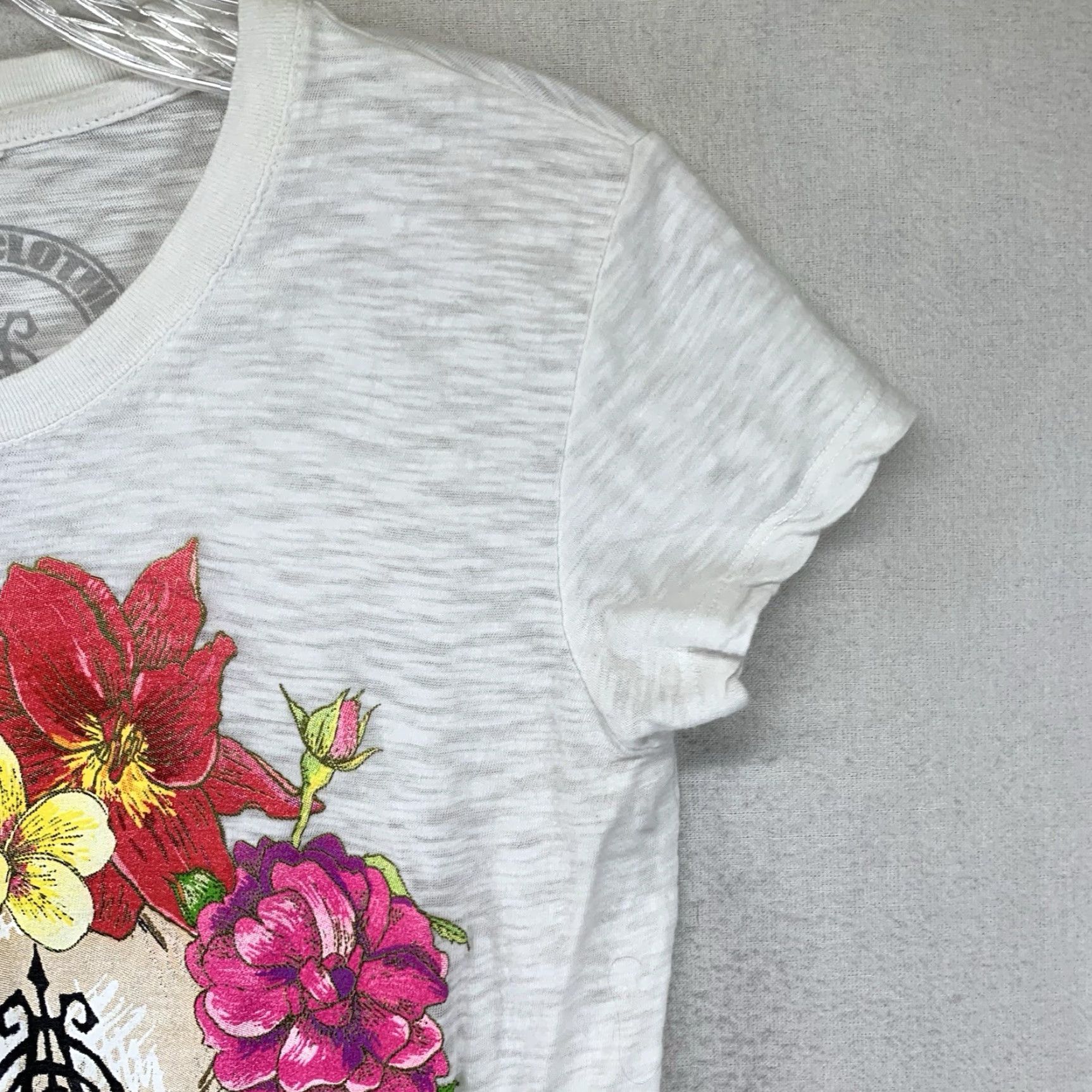 Vintage Women's Y2K Biker Top Medium Cotton Blend Short Sleeve White Bright Flowers Dark Skull Goth Casual Shirt Size M / US 6-8 / IT 42-44 - 7 Thumbnail