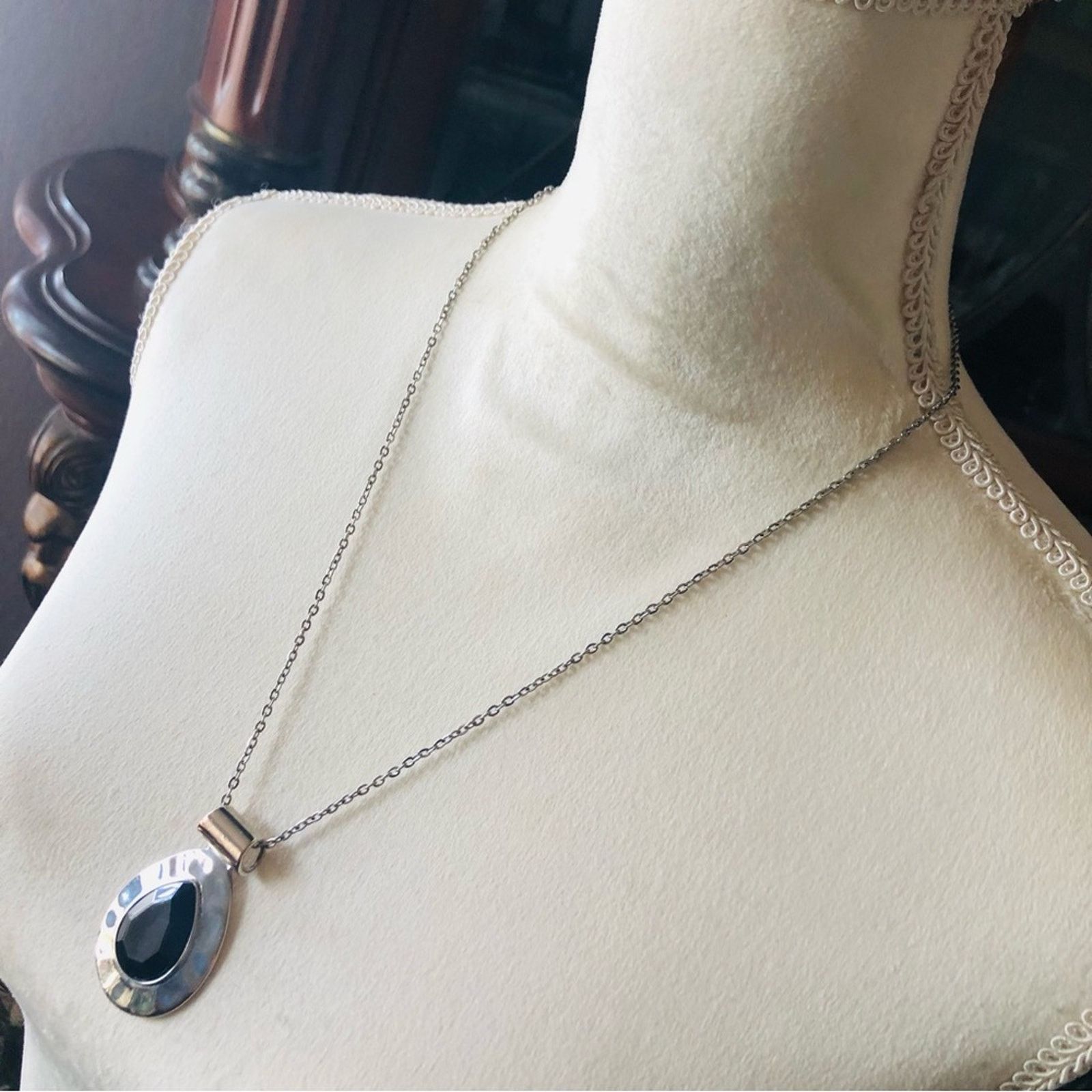 Vintage Vintage faceted black teardrop pendant on chain necklace Size ONE SIZE - 7 Thumbnail