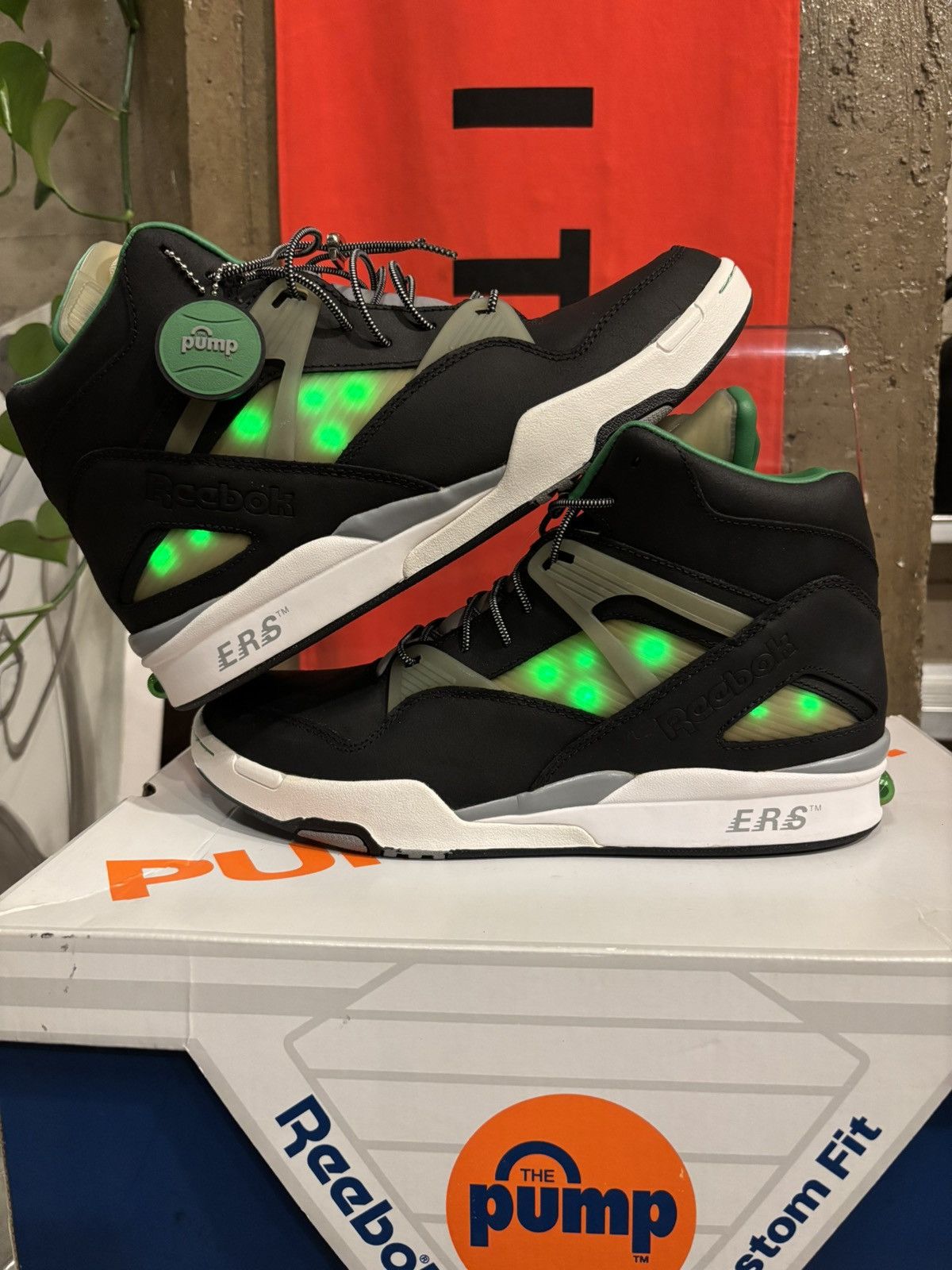 Reebok REEBOK PUMP OMNI ZONE LT SOLEBOX Size US 10 / EU 43 - 1 Thumbnail