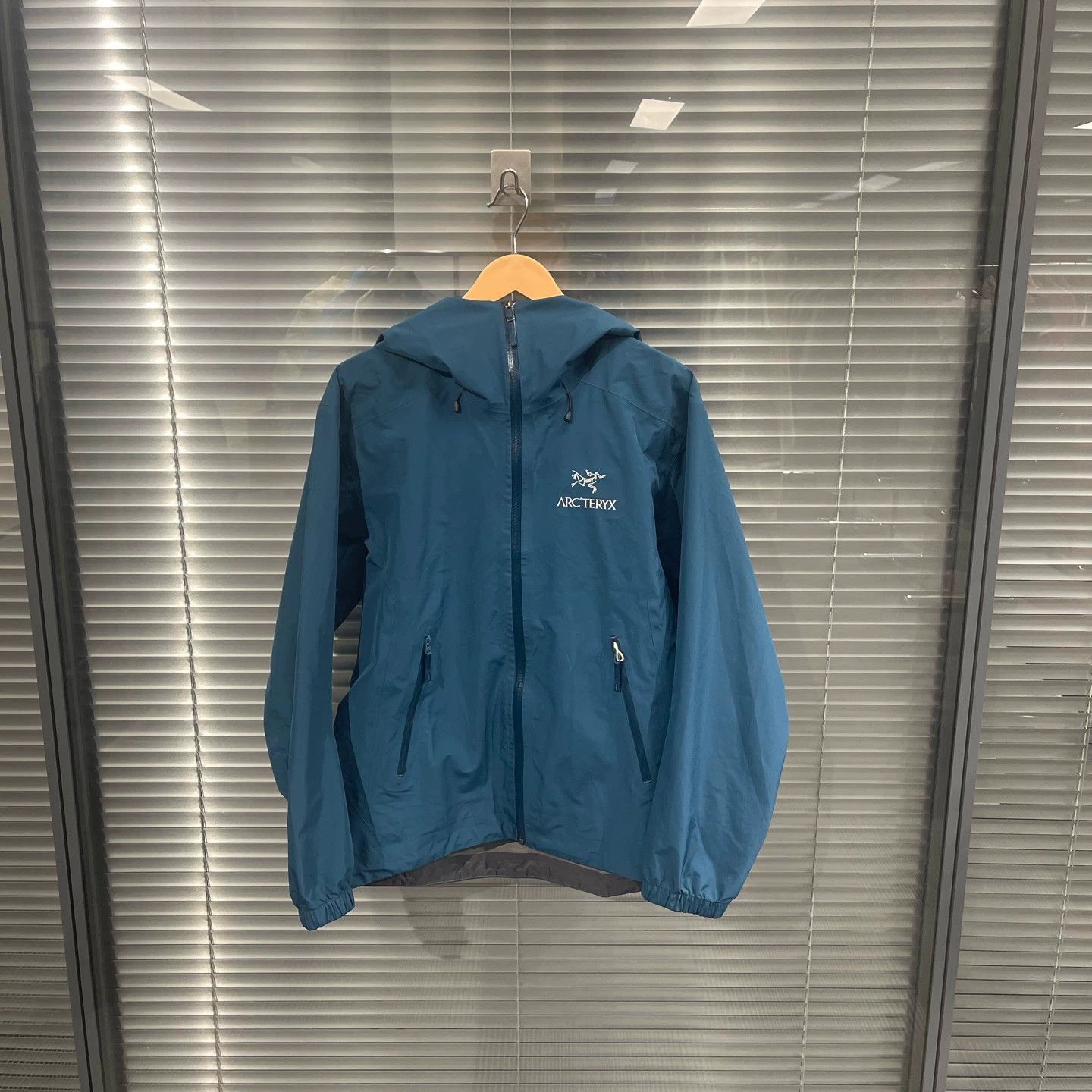 Arc'teryx Blue Hooded Light Jacket Size S Size US S / EU 44-46 / 1 - 1 Thumbnail
