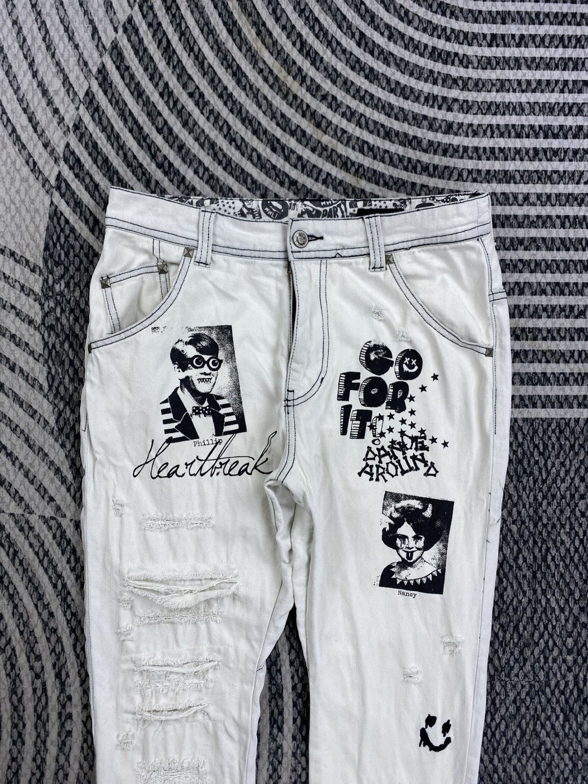 Worldwide Youth Vtg Worldwide Love Distressed Graphic Print Jeans Size US 31 - 8 Thumbnail