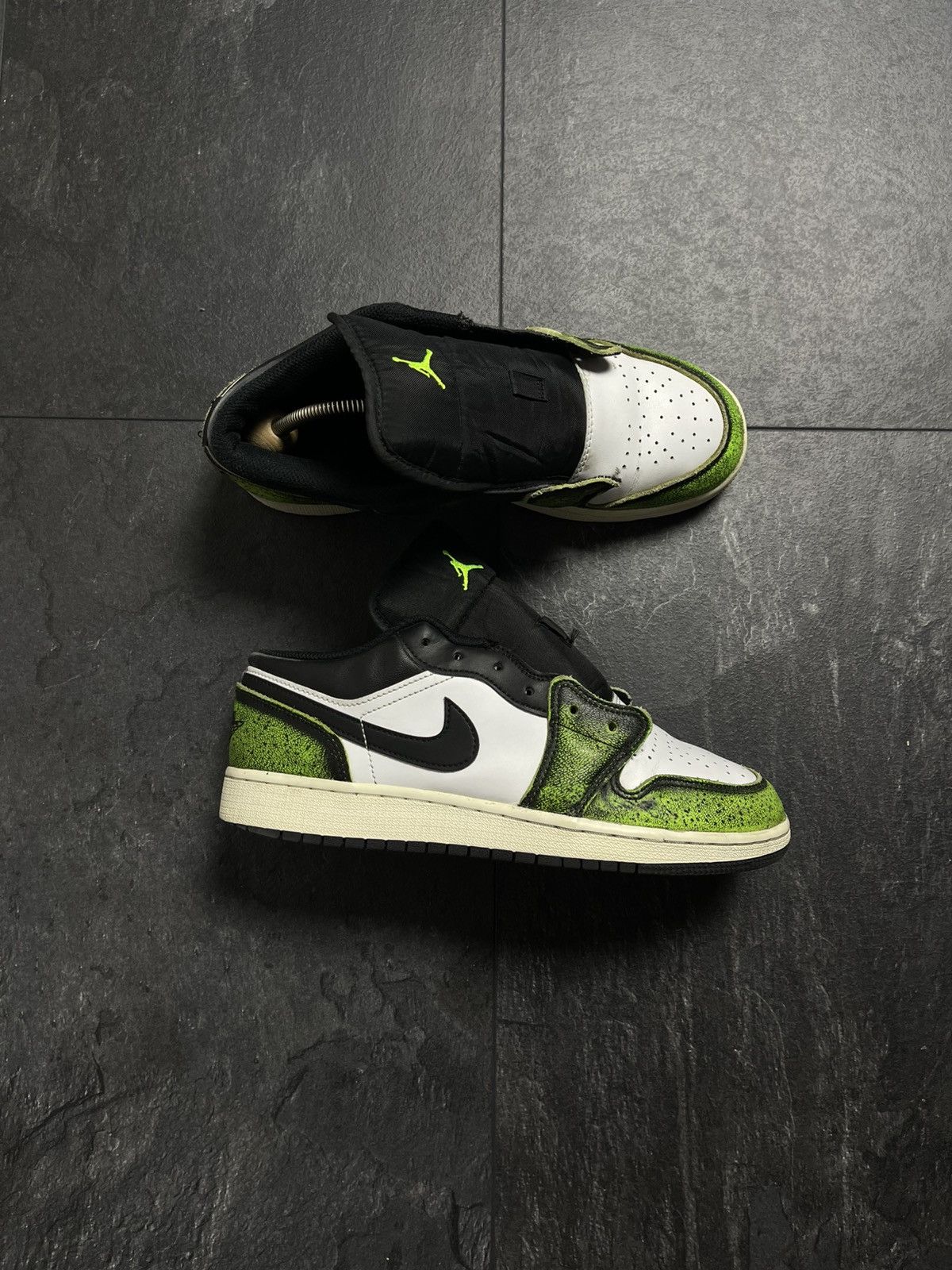 Streetwear Nike Air Jordan 1 Low SE GS Black/Green Size US 7 / EU 40 - 1 Thumbnail