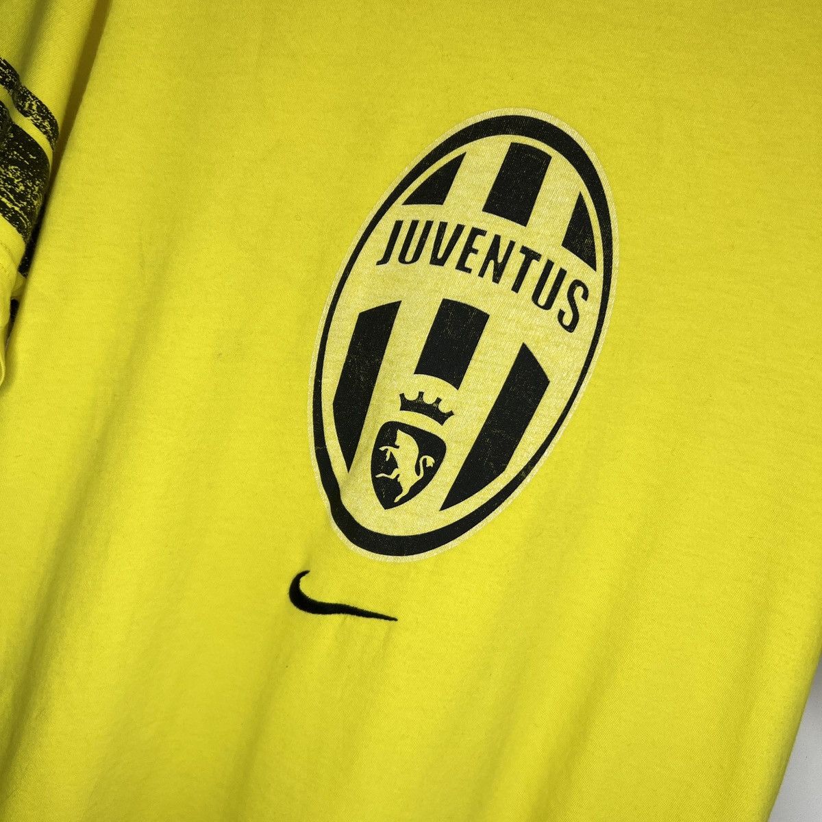 Nike × Vintage 🔥 Vintage 90s Nike Juventus t-shirt football rare retro Y2K Size US M / EU 48-50 / 2 - 4 Thumbnail