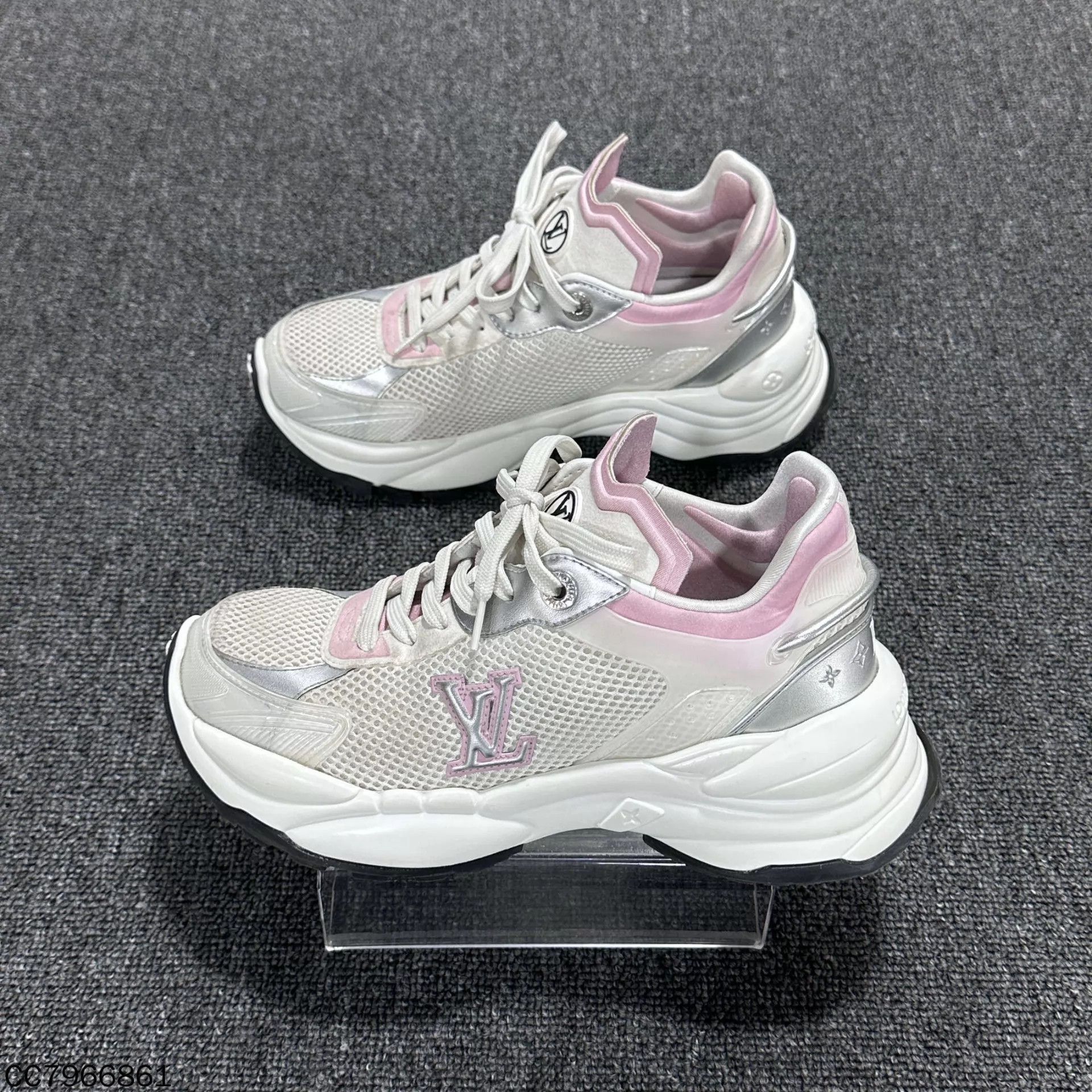 Louis Vuitton LV run55 pink & white women's dad shoe 36 98 new Size US 5.5 / IT 35.5 - 3 Thumbnail