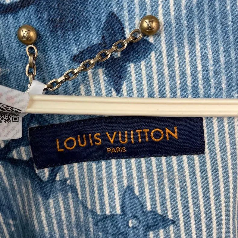 Louis Vuitton Louis Vuitton Light blue logo jacket Size US S / EU 44-46 / 1 - 7 Thumbnail