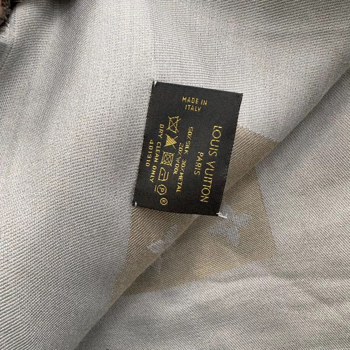Louis Vuitton LV Monogram Silk Gold Scarf 140x140 Size ONE SIZE - 6 Thumbnail