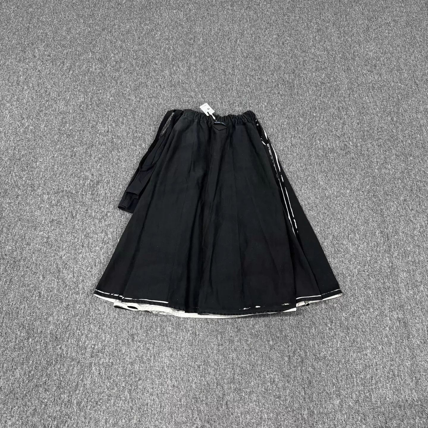 Prada Prada Triangle Logo Black Twill Cotton Big Skirt 38 97% New Size 26" / US 2 / IT 38 - 2 Thumbnail