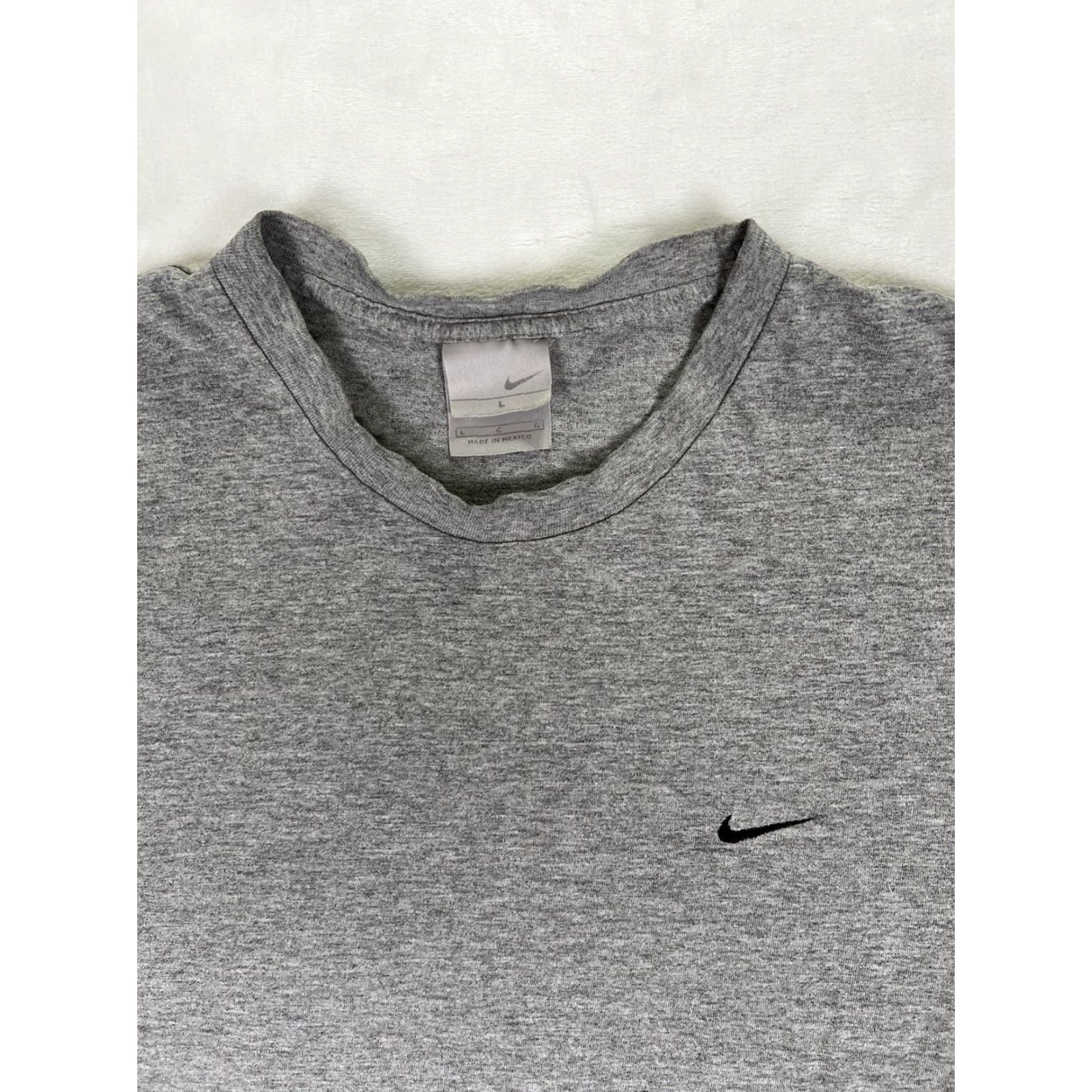 Nike VINTAGE Nike Gray Essential T-Shirt Mini Swoosh Embroidery Size L Men Regular Short Sleeve Crew Neck 90s Sports Classic | Nike Air Size US L / EU 52-54 / 3 - 2 Thumbnail