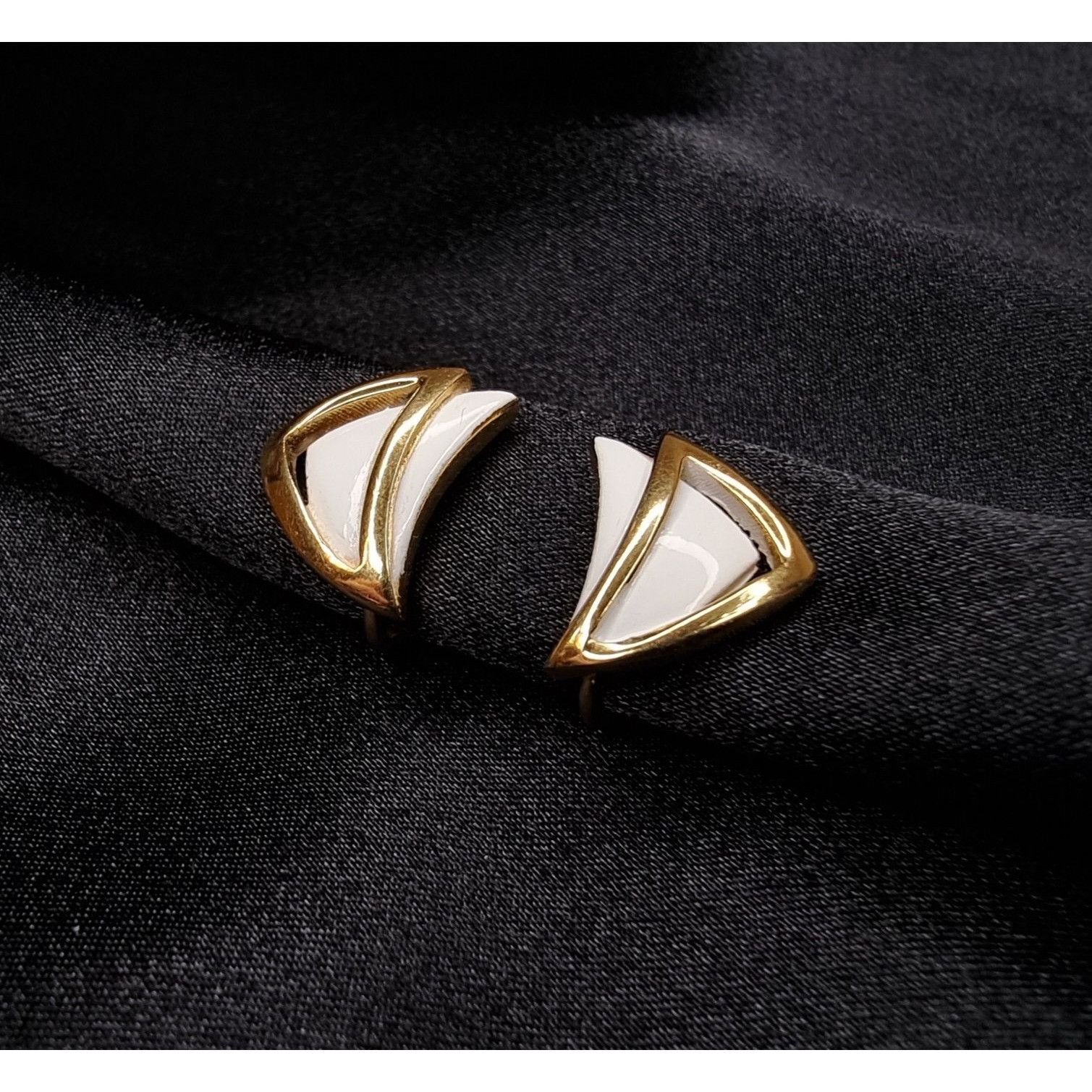Vintage Vintage 1960s TRIFARI Signed Gold Clip-On Earrings With Whit Size ONE SIZE - 4 Thumbnail
