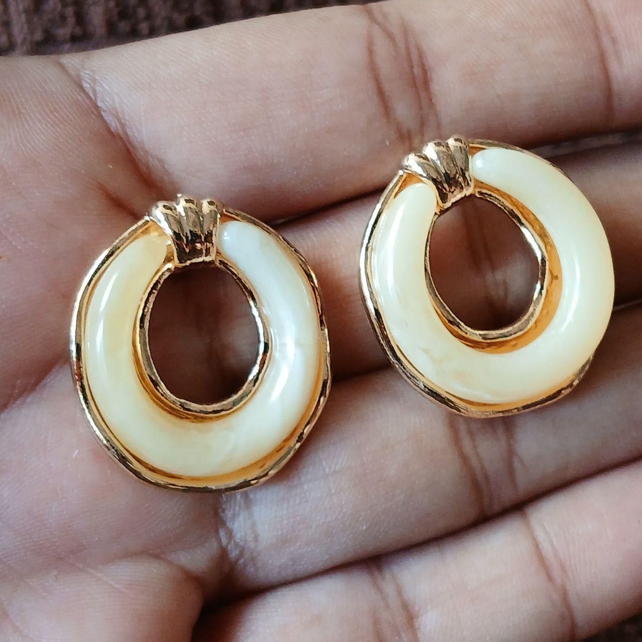 Other Elegant Hollow Oval Metal Resin Earrings Size ONE SIZE - 1 Thumbnail